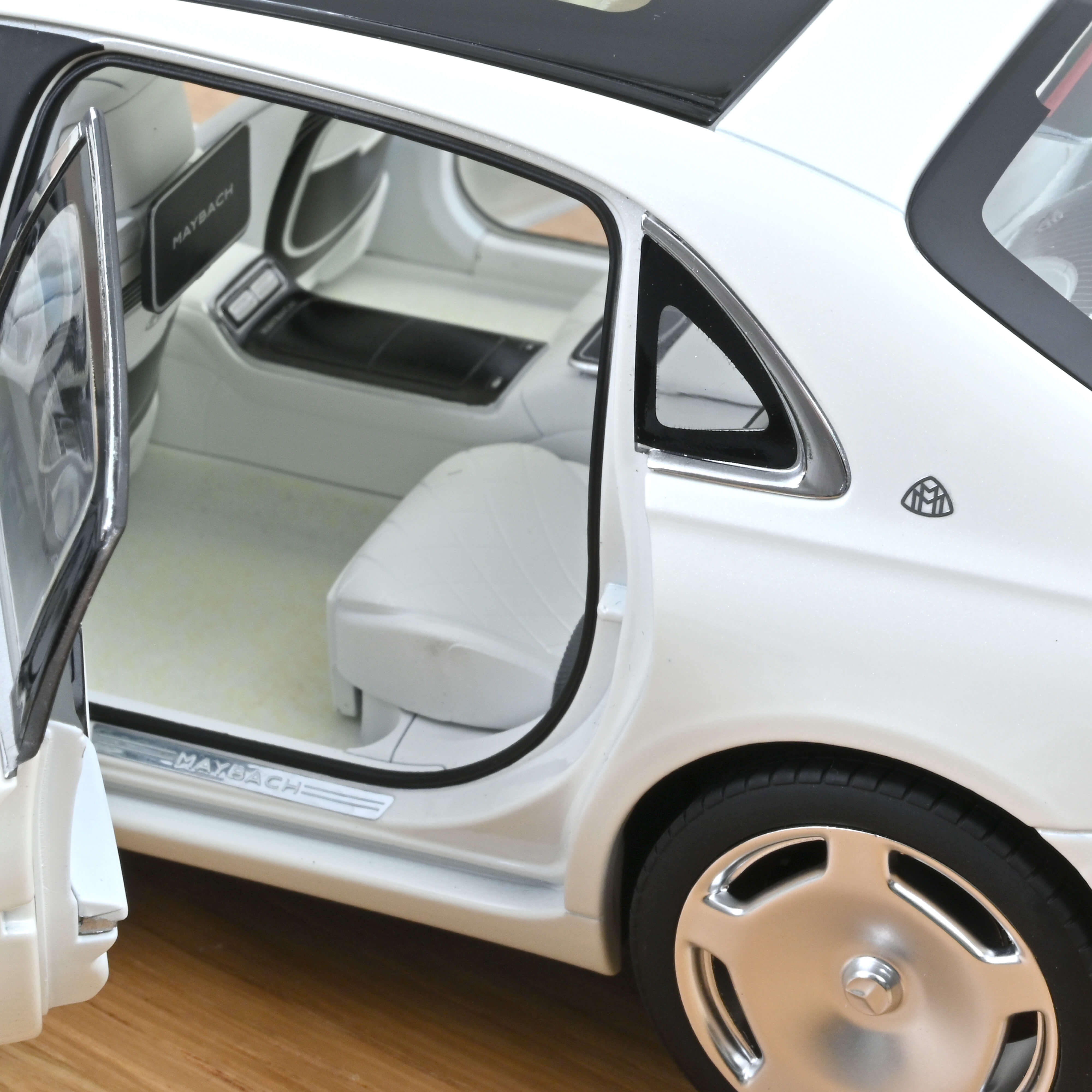 norev-mercedes-maybach-s-680-4matic-2021-modellino-auto-1-18-bianco-diamante image 6
