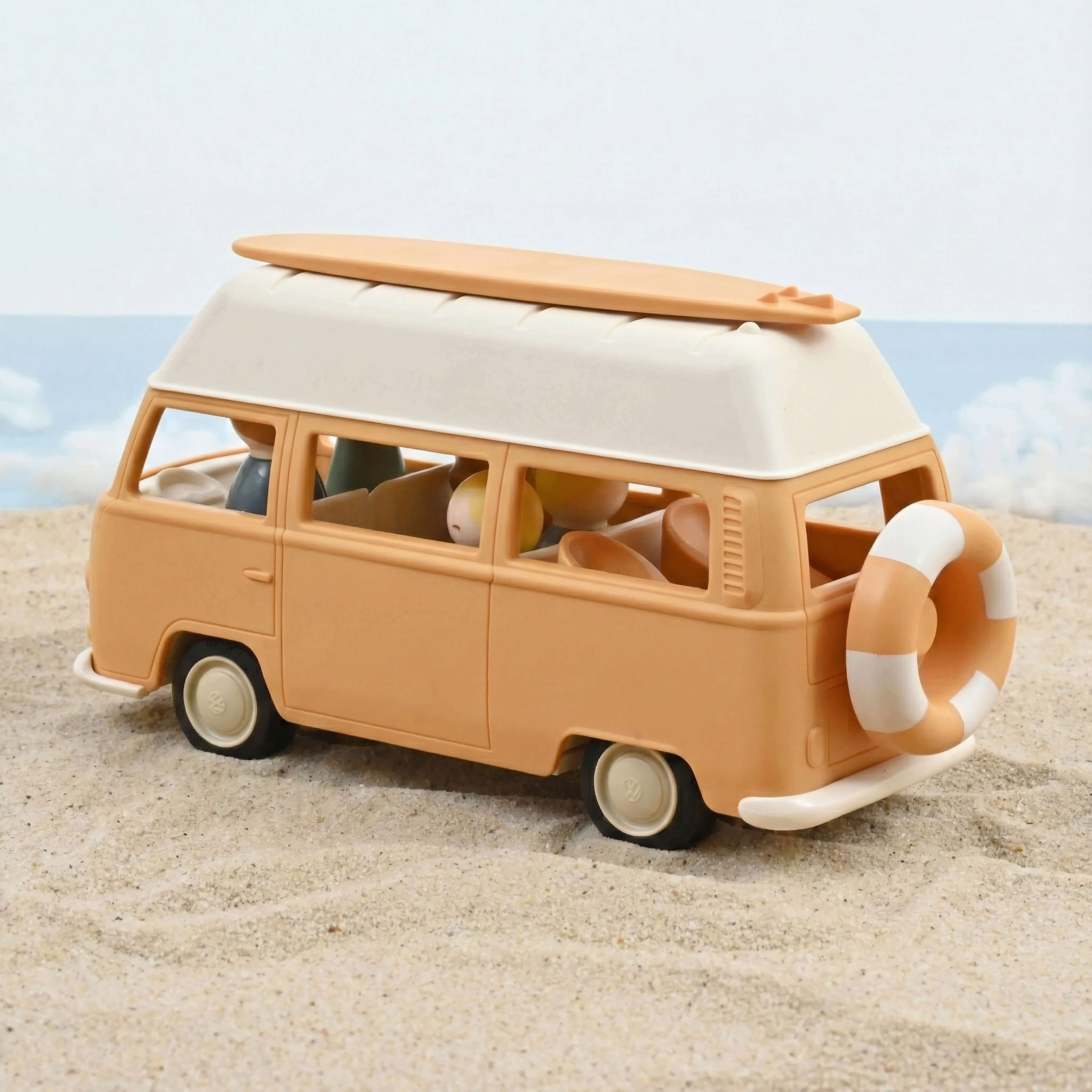 norev-volkswagen-combi-t2-giallo-plastigam-1-24-con-famiglia-e-accessori-mare image 3