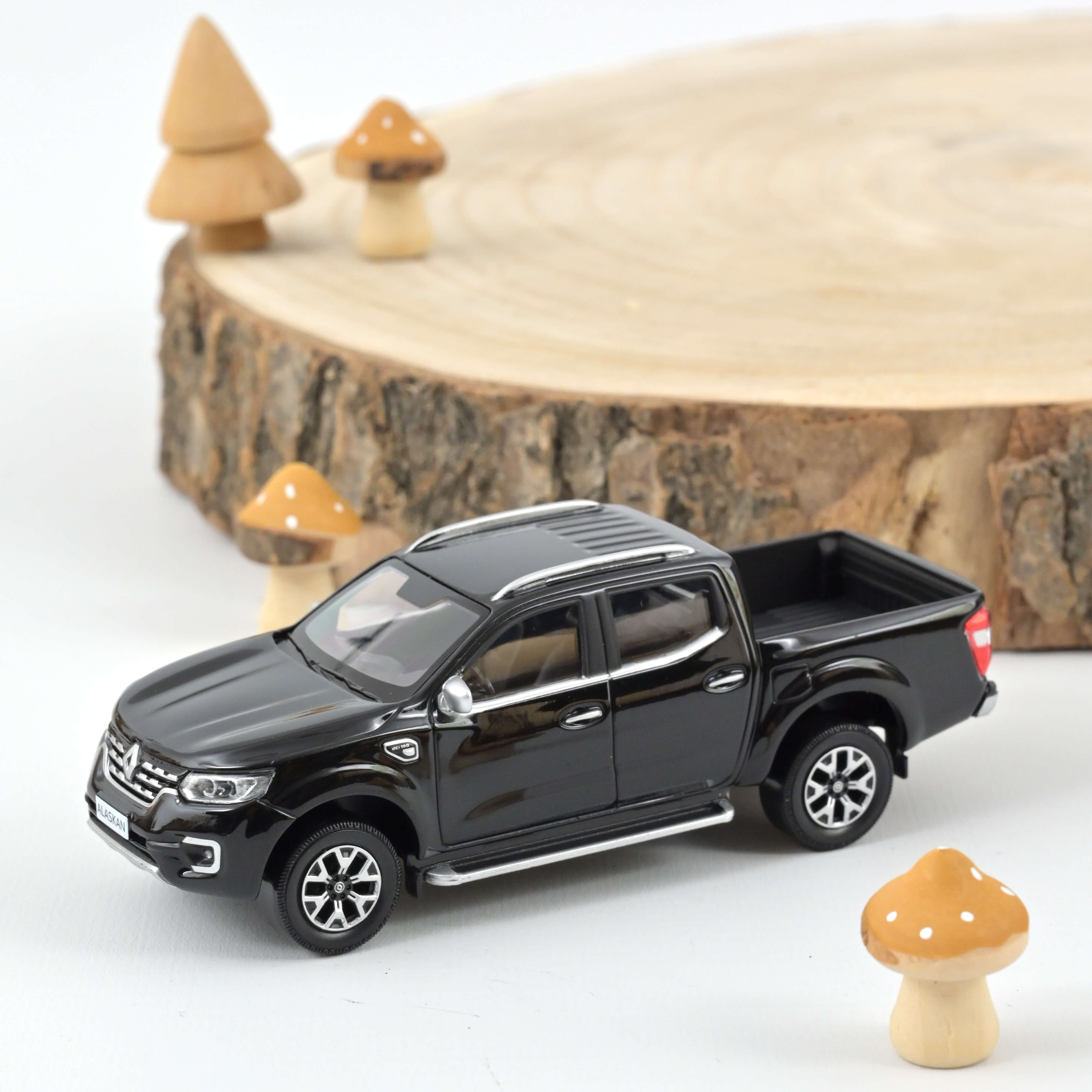 norev-renault-alaskan-2017-nero-1-43-modellino-pick-up image 1