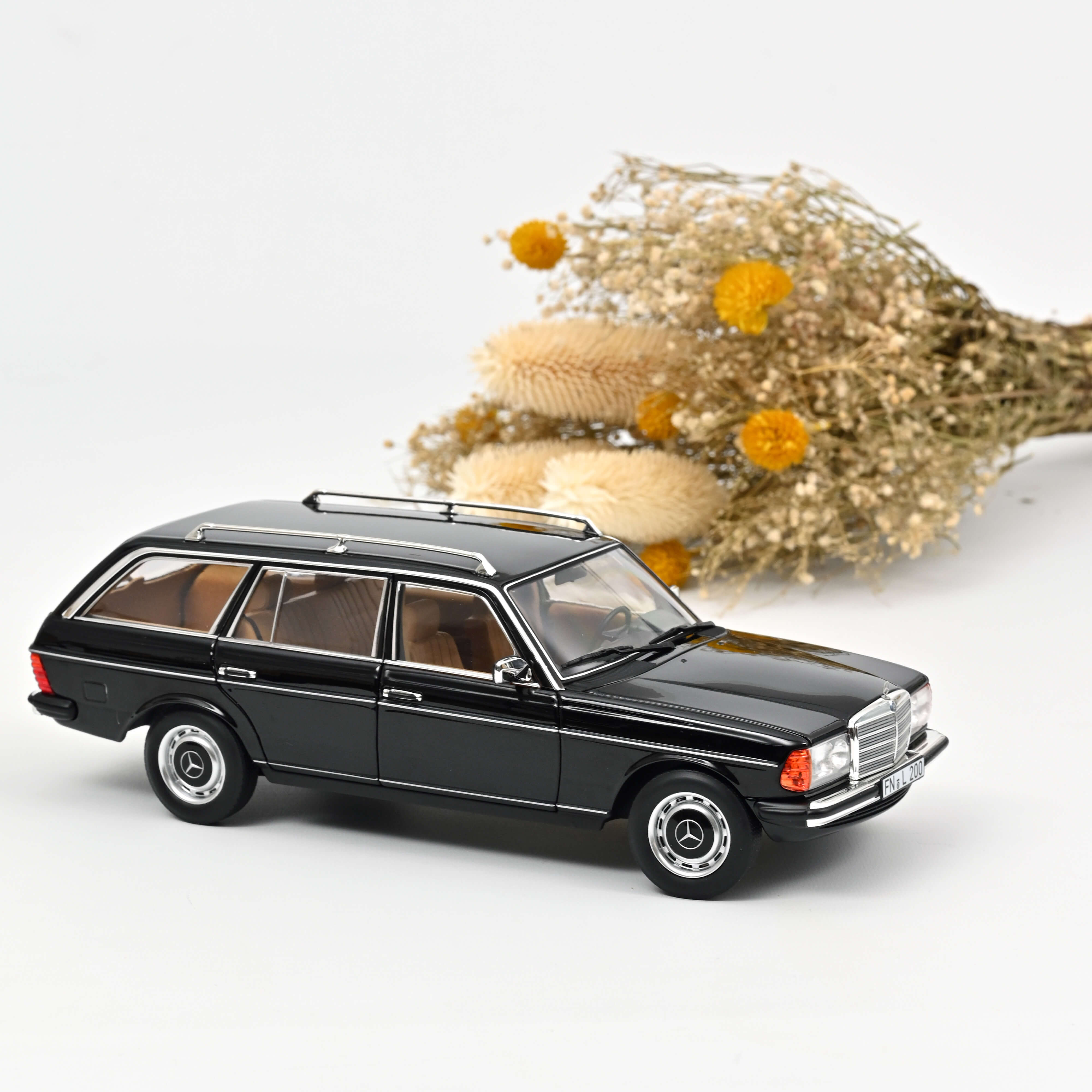 norev-mercedes-benz-200-t-1982-modellino-auto-1-18-nero image 1