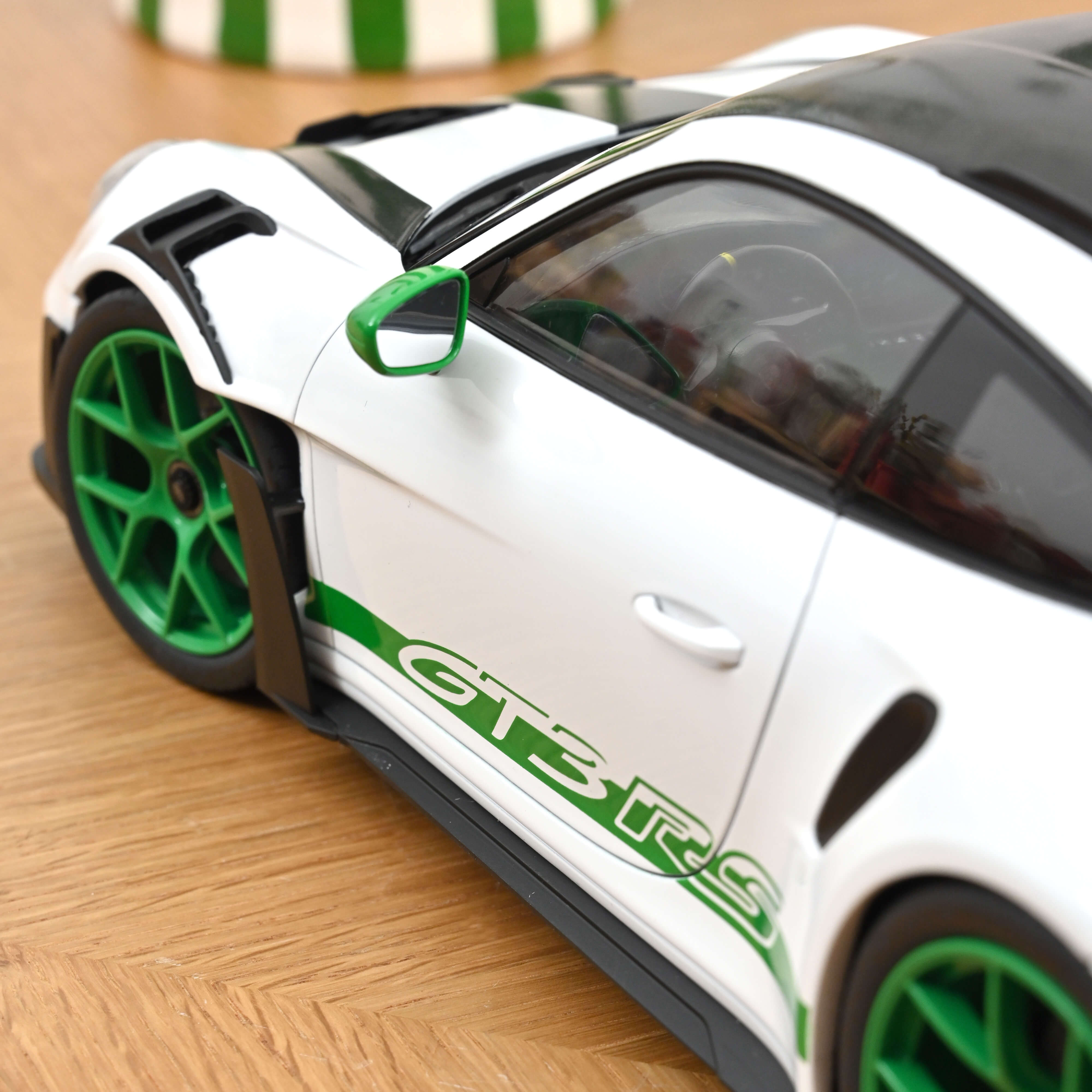 norev-porsche-911-gt3-rs-tribute-to-carrera-rs-2022-bianco-verde-python-1-12 image 4
