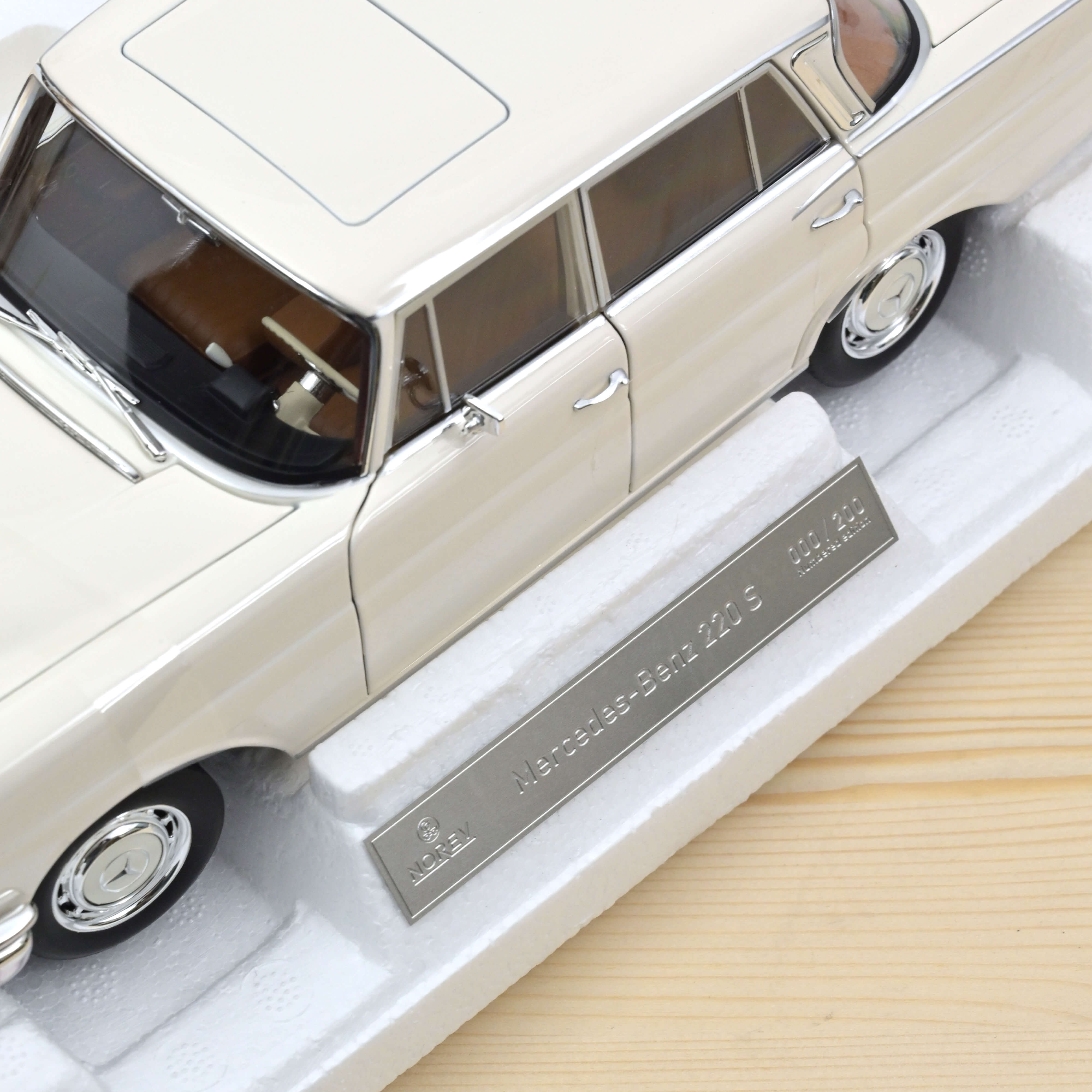 norev-mercedes-benz-220-s-1965-modellino-auto-1-18-beige-edizione-200-pezzi image 4