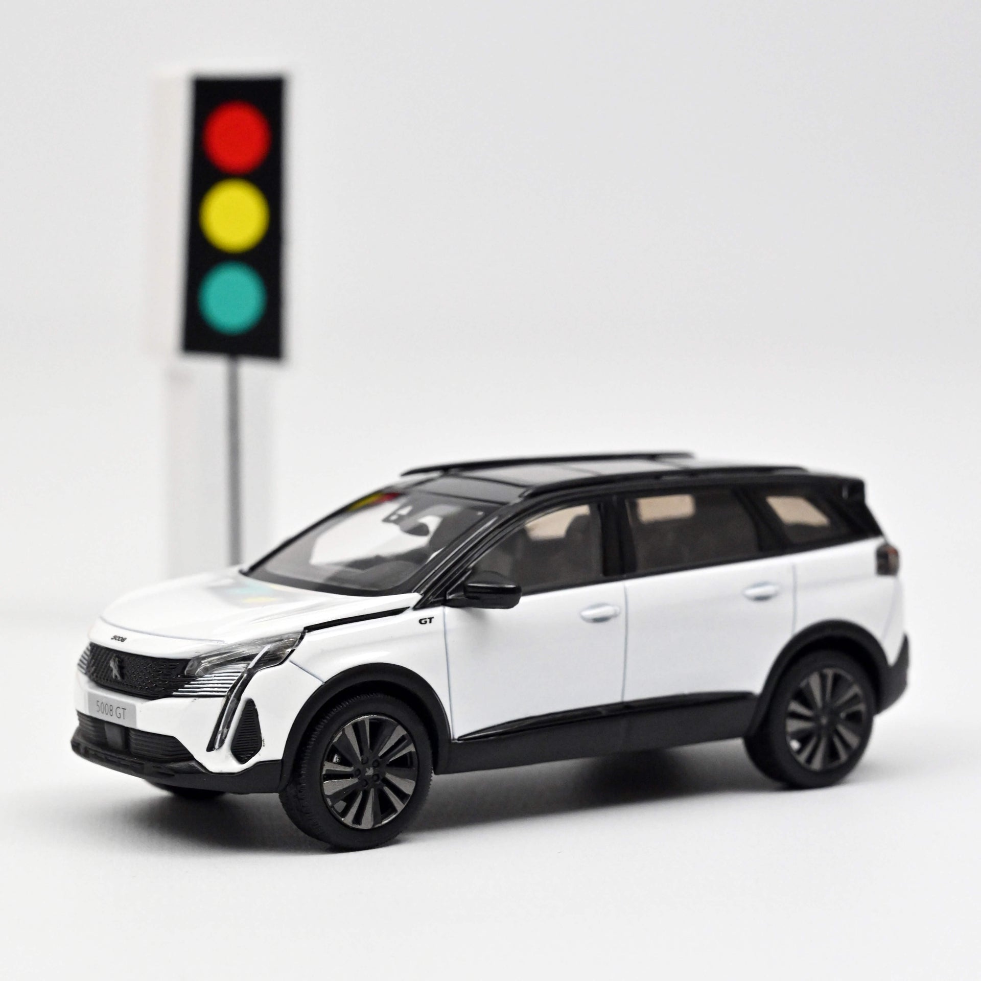 norev-peugeot-5008-gt-black-pack-2020-bianco-perla-1-43-jet-car image 1