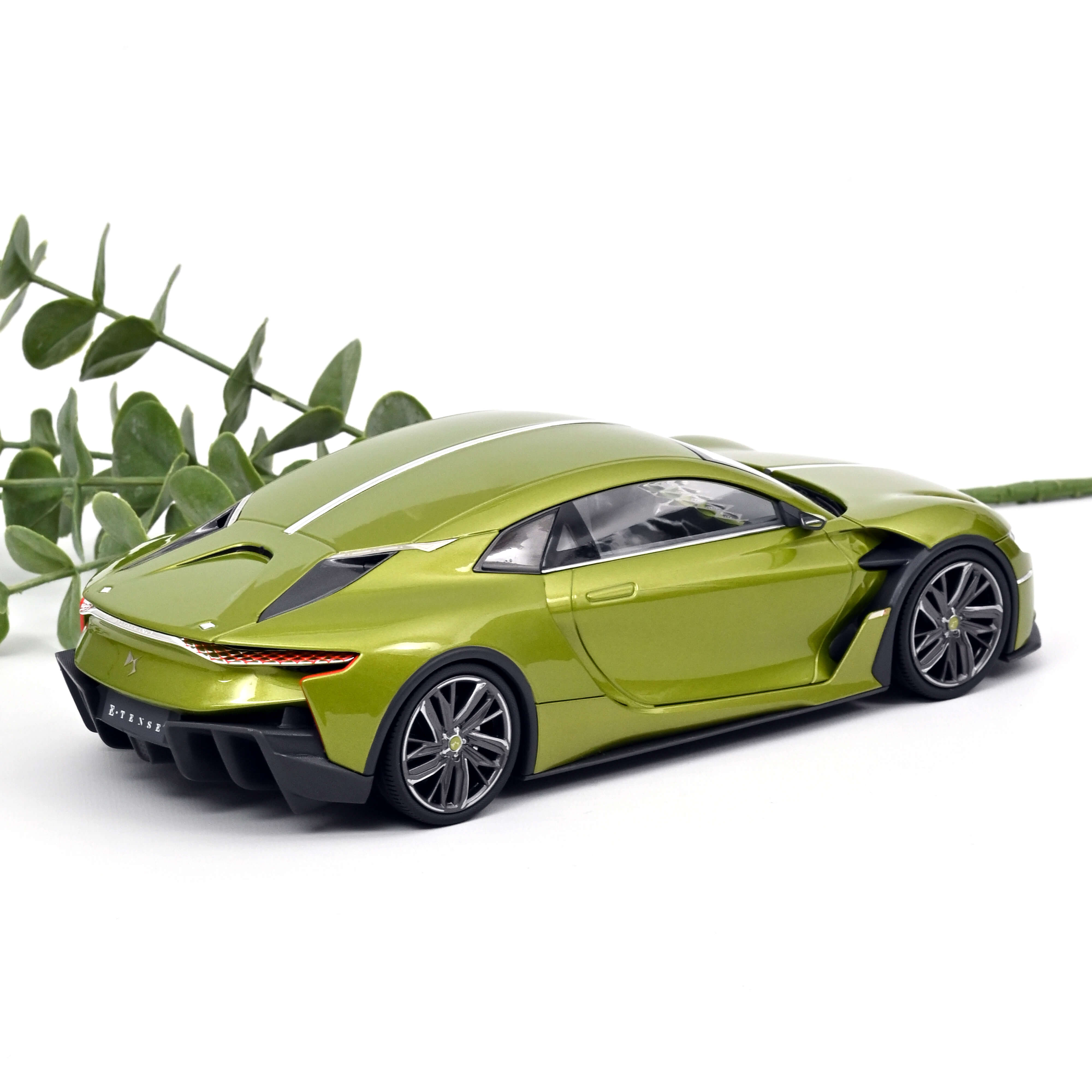 norev-ds-e-tense-concept-gen-ve-2016-modellino-auto-1-18 image 2