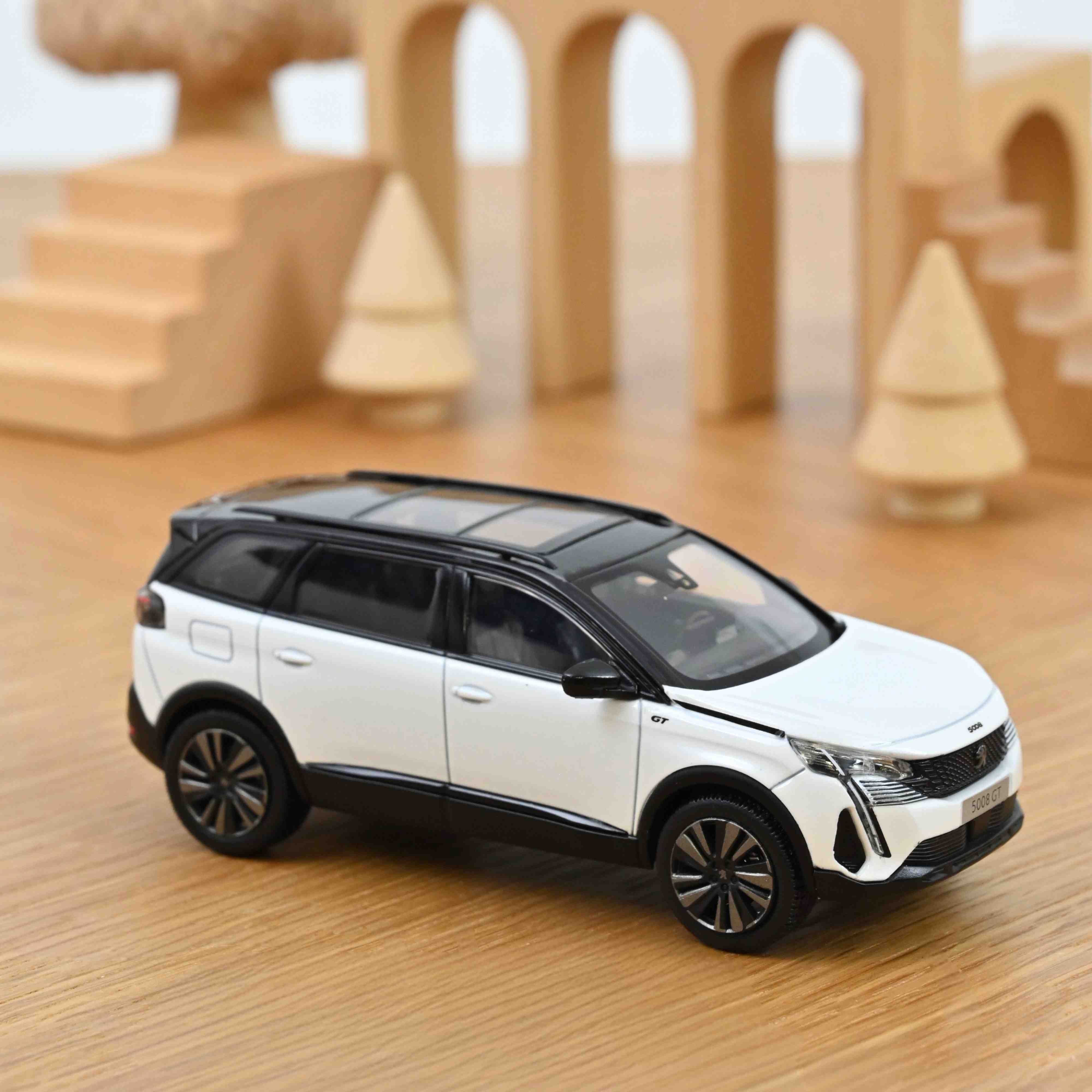 norev-peugeot-5008-gt-black-pack-2020-blanc-nacr-modellino-auto-1-43 image 2