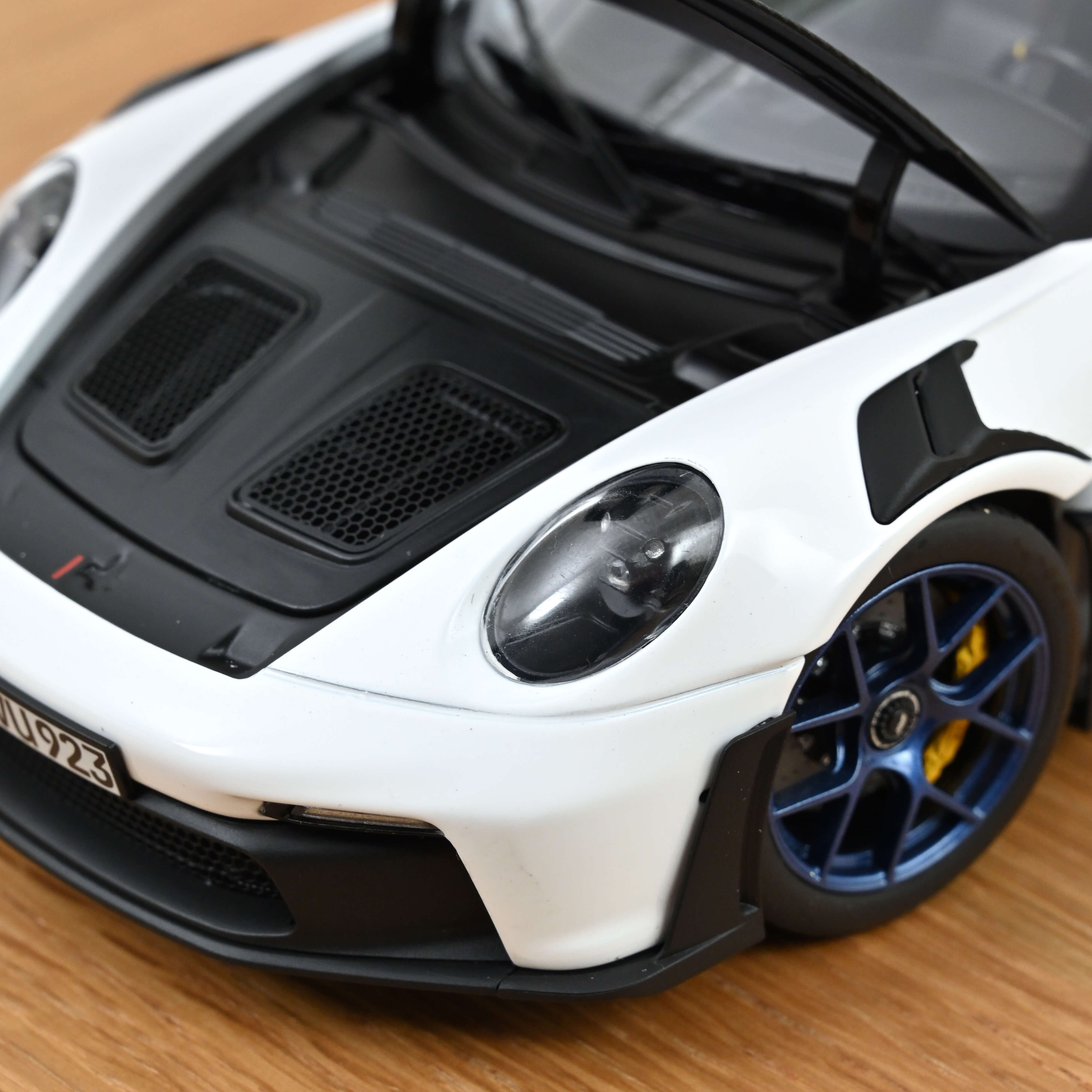 norev-porsche-911-gt3-rs-pack-weissach-2022-modellino-auto-1-18-bianco-blu-indac image 5
