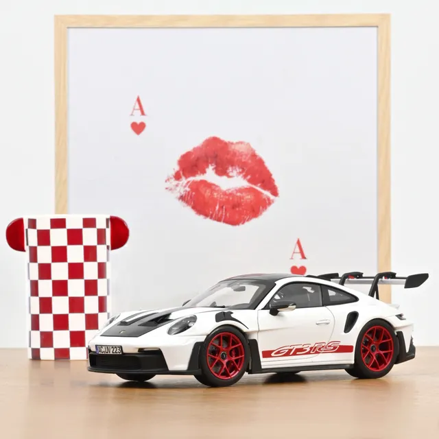 norev-porsche-911-gt3-rs-pack-weissach-2022-modellino-1-18-bianco-rosso-pyro image 1