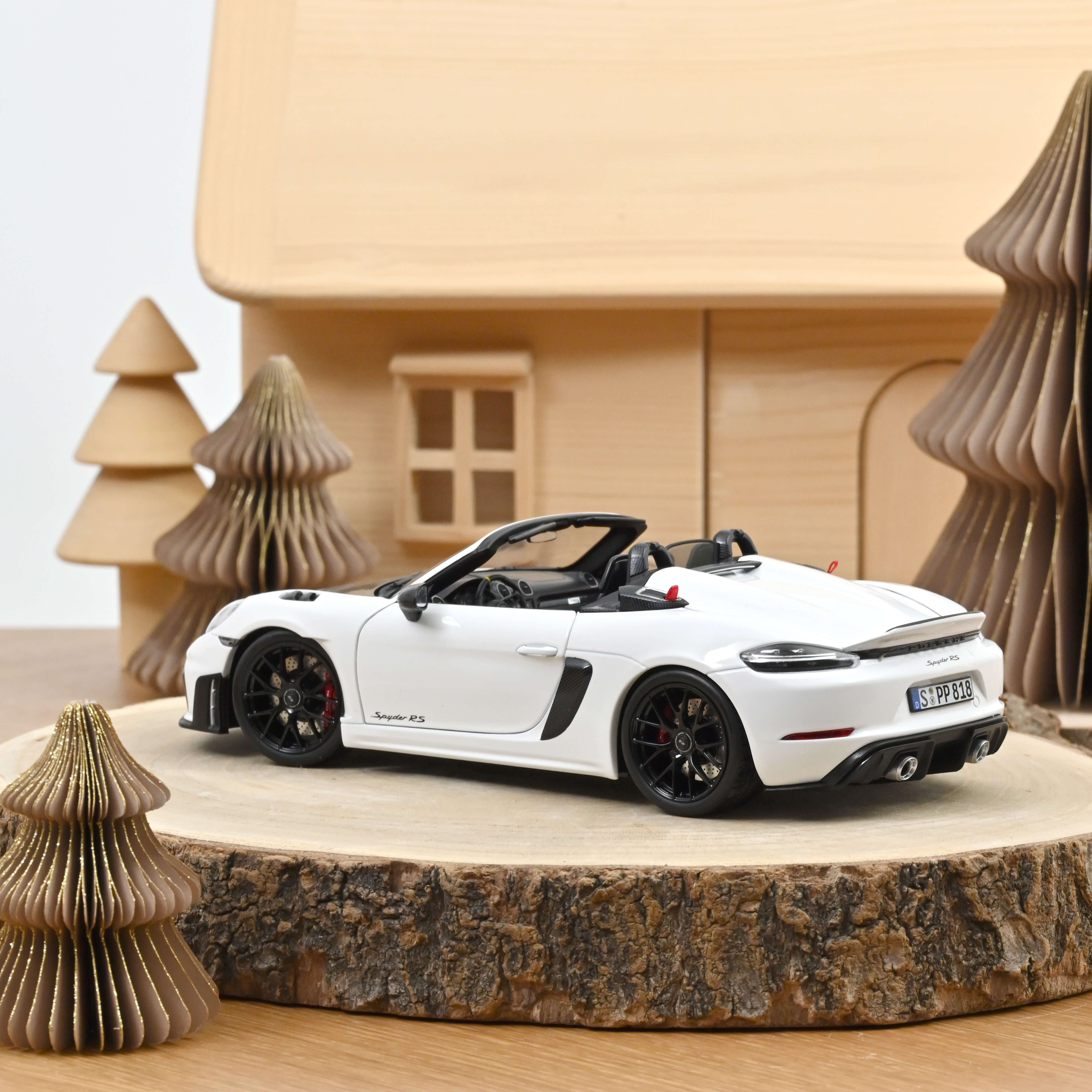norev-porsche-718-spyder-rs-pack-weissach-2023-modellino-auto-1-18-bianco image 3
