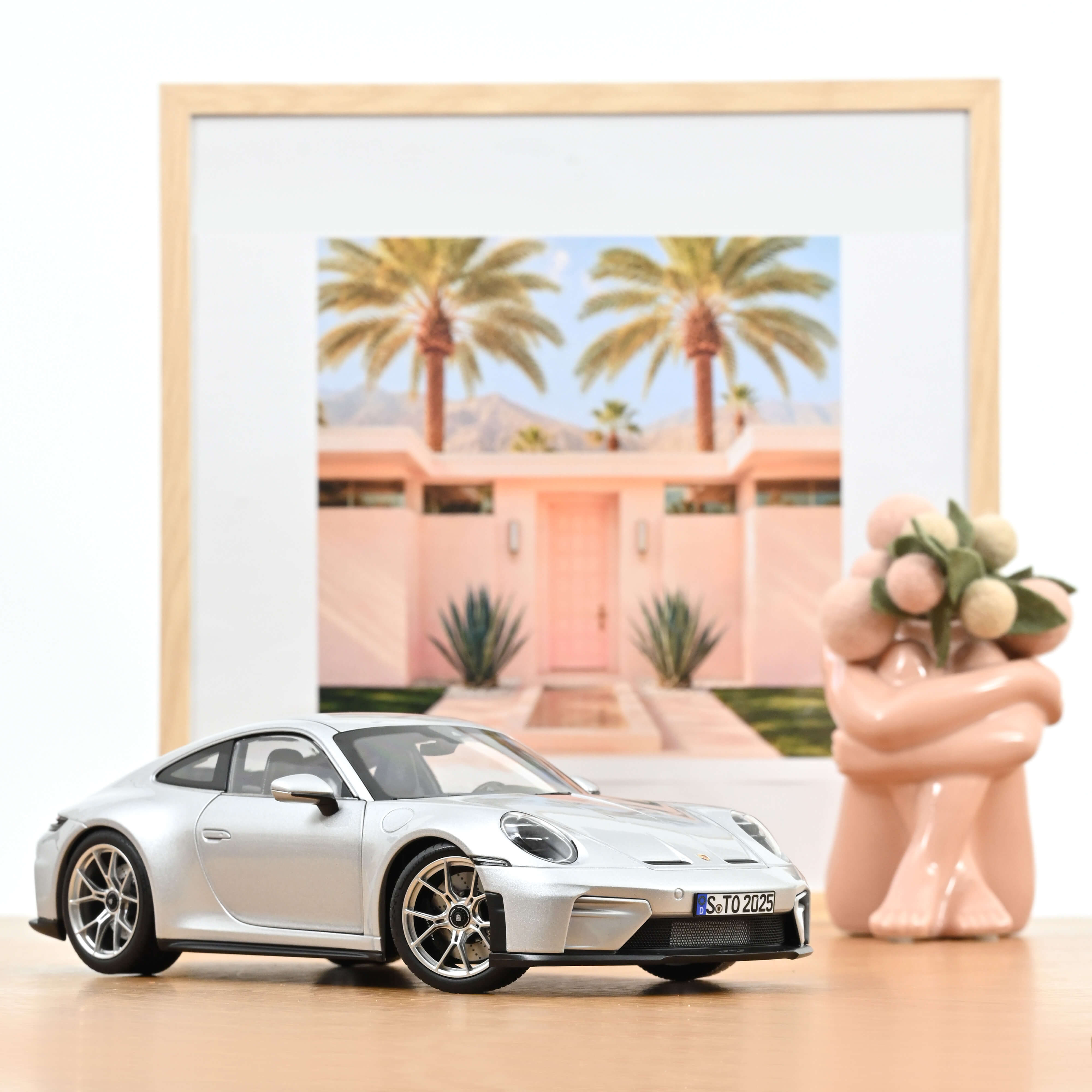 norev-porsche-911-gt3-pack-touring-2025-modellino-auto-1-18-argent-gt-metallizza image 1