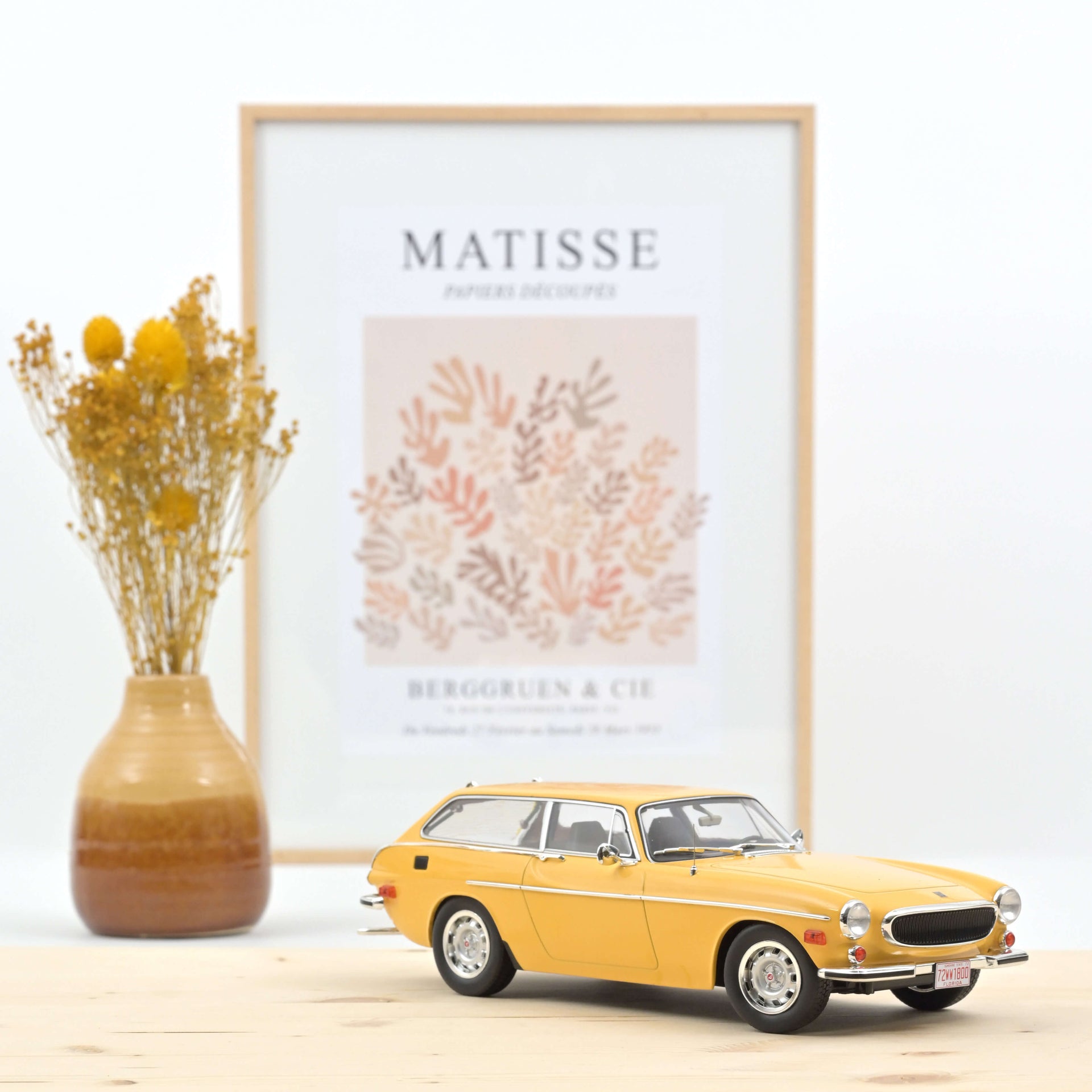 norev-volvo-1800-es-us-version-1972-giallo-sole-1-18-edizione-limitata-400-pezzi image 1