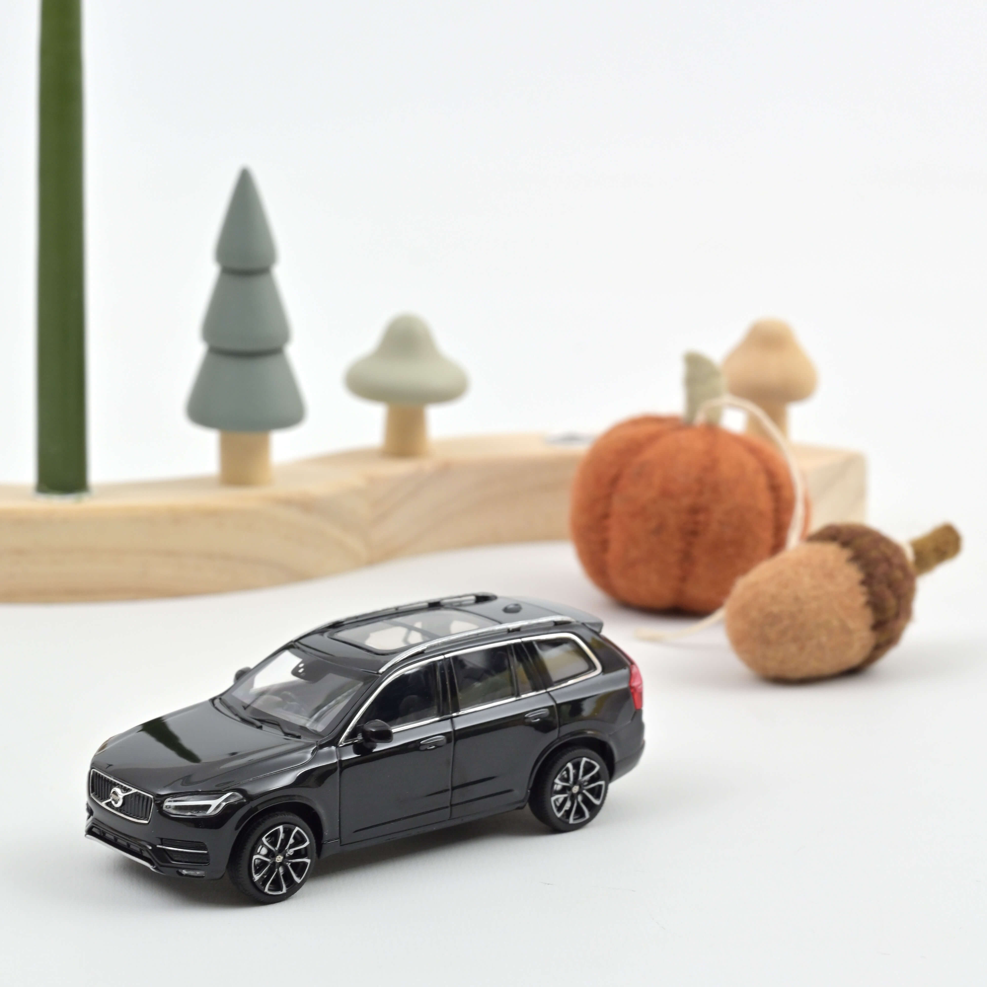 norev-volvo-xc90-rhd-2015-modellino-auto-1-43-nero-onyx image 1