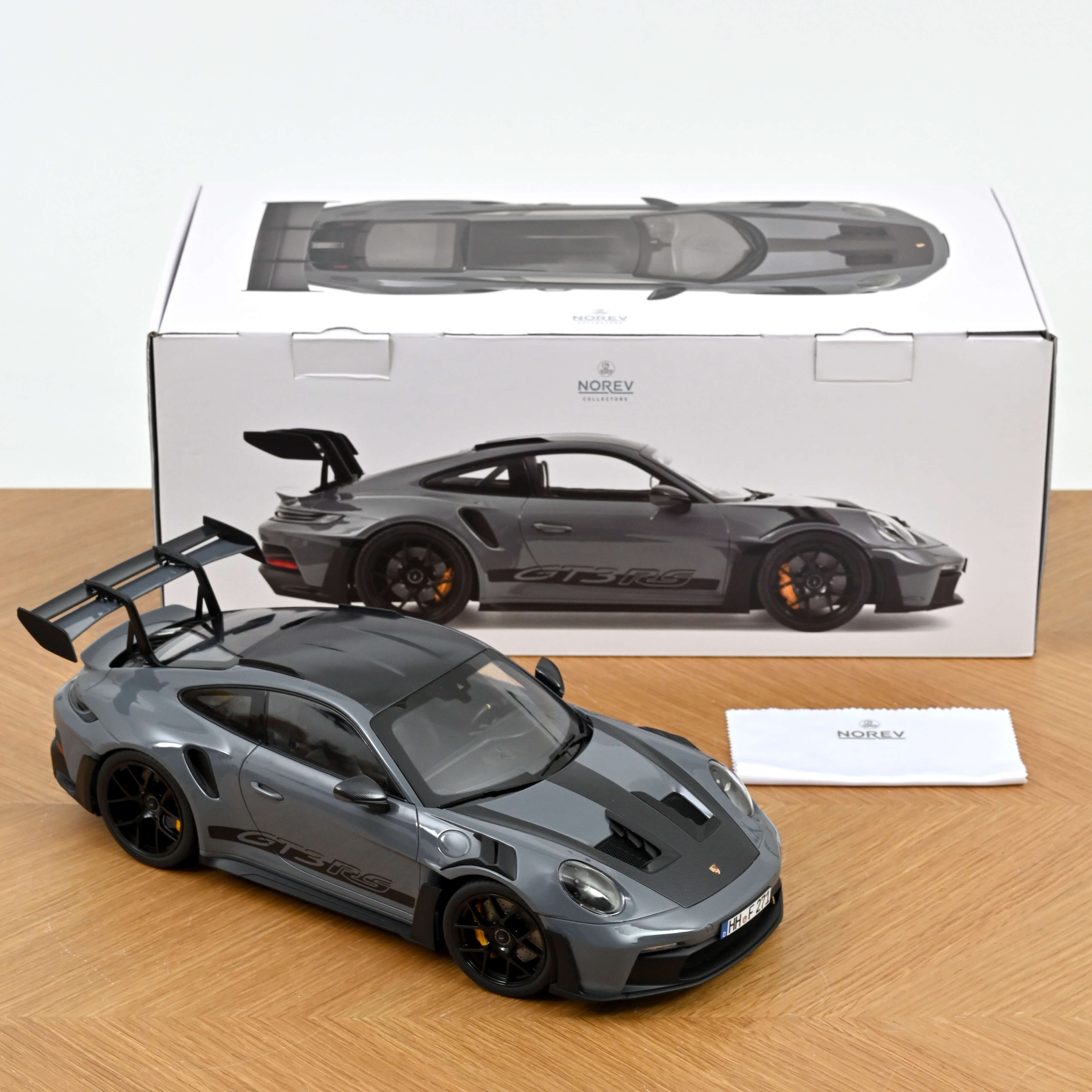norev-porsche-911-gt3-rs-pack-weissach-2022-1-12-grigio-artico-200-pz image 5
