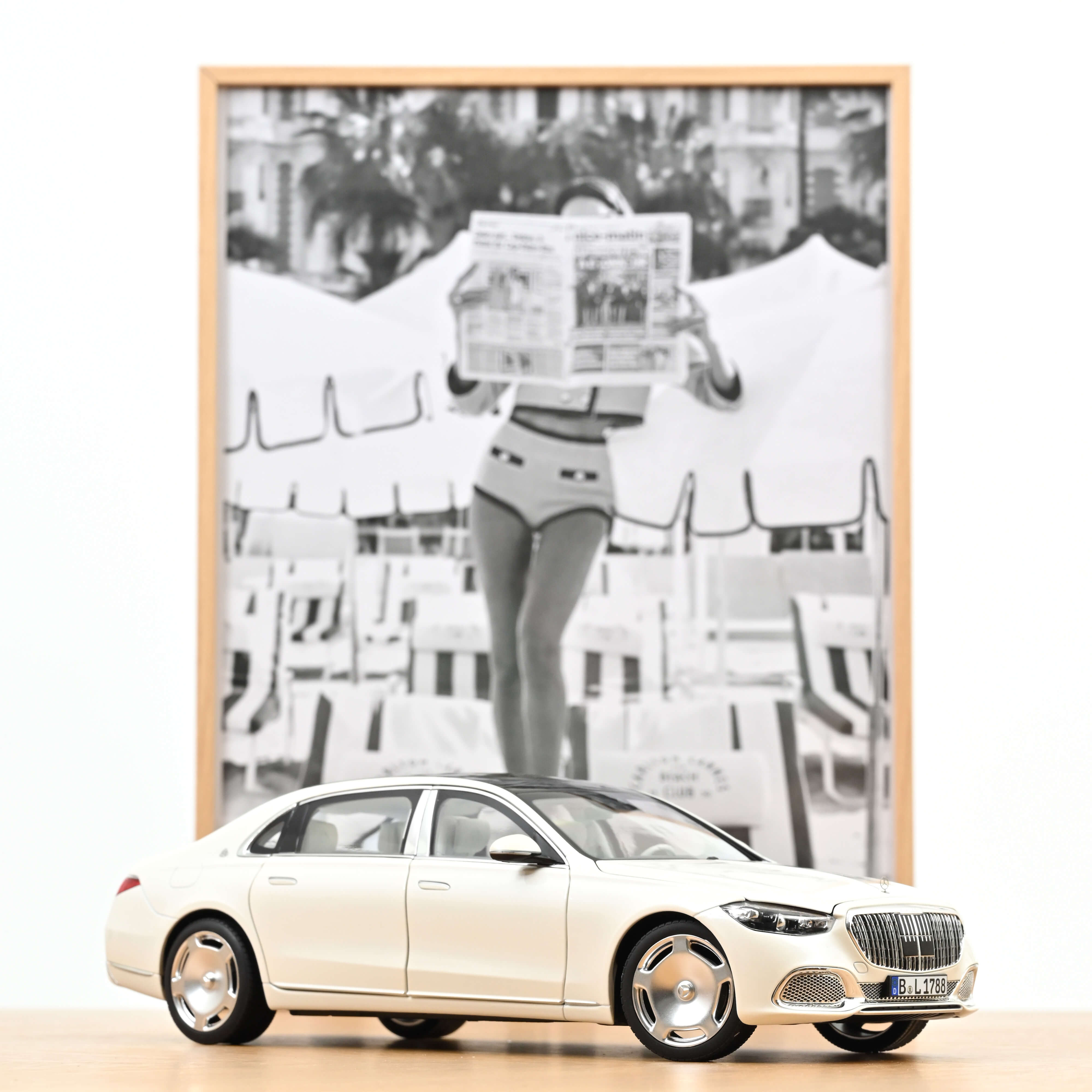 norev-mercedes-maybach-s-680-4matic-2021-modellino-auto-1-18-bianco-diamante image 1