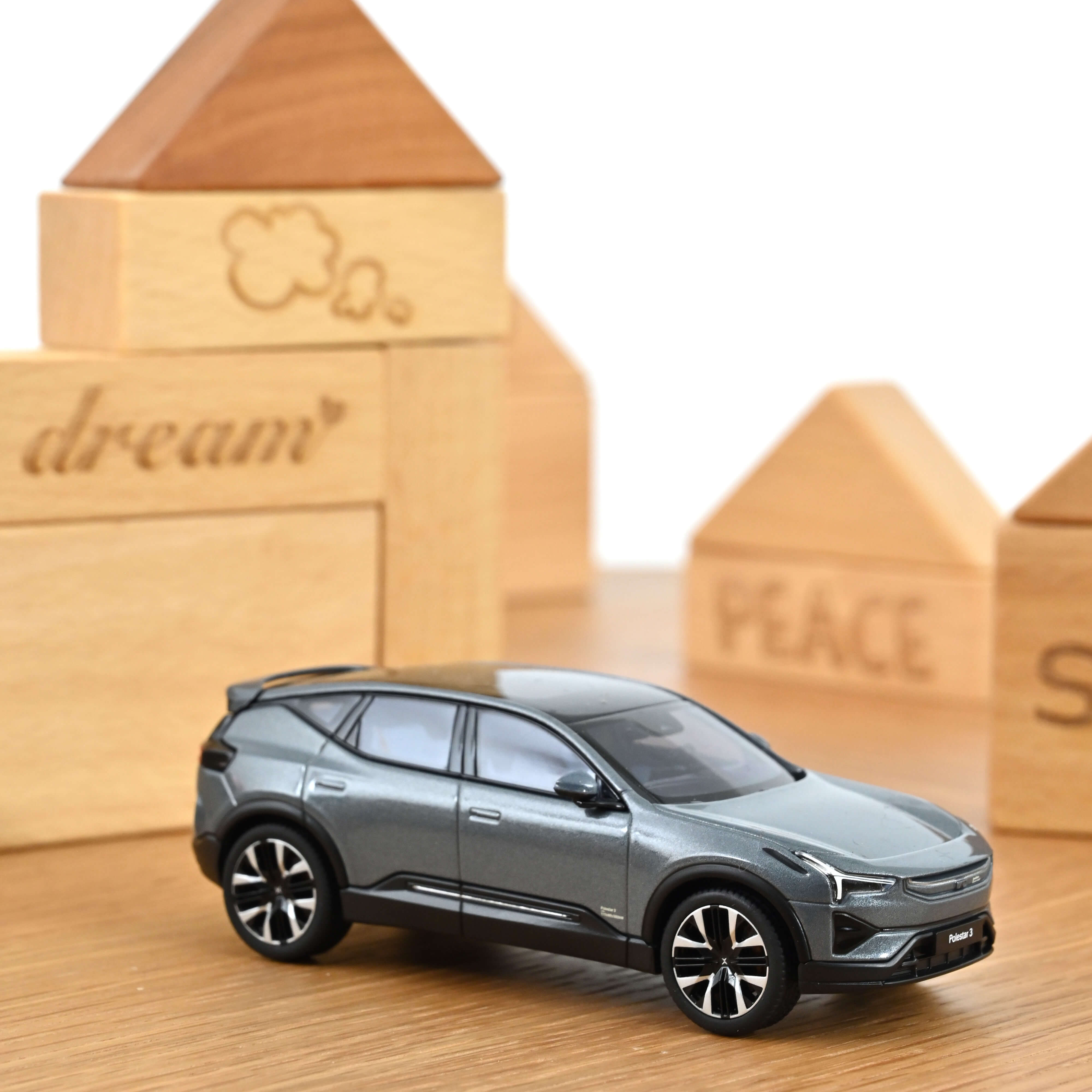 norev-polestar-3-2024-thunder-1-43-modellino-suv-elettrico image 1