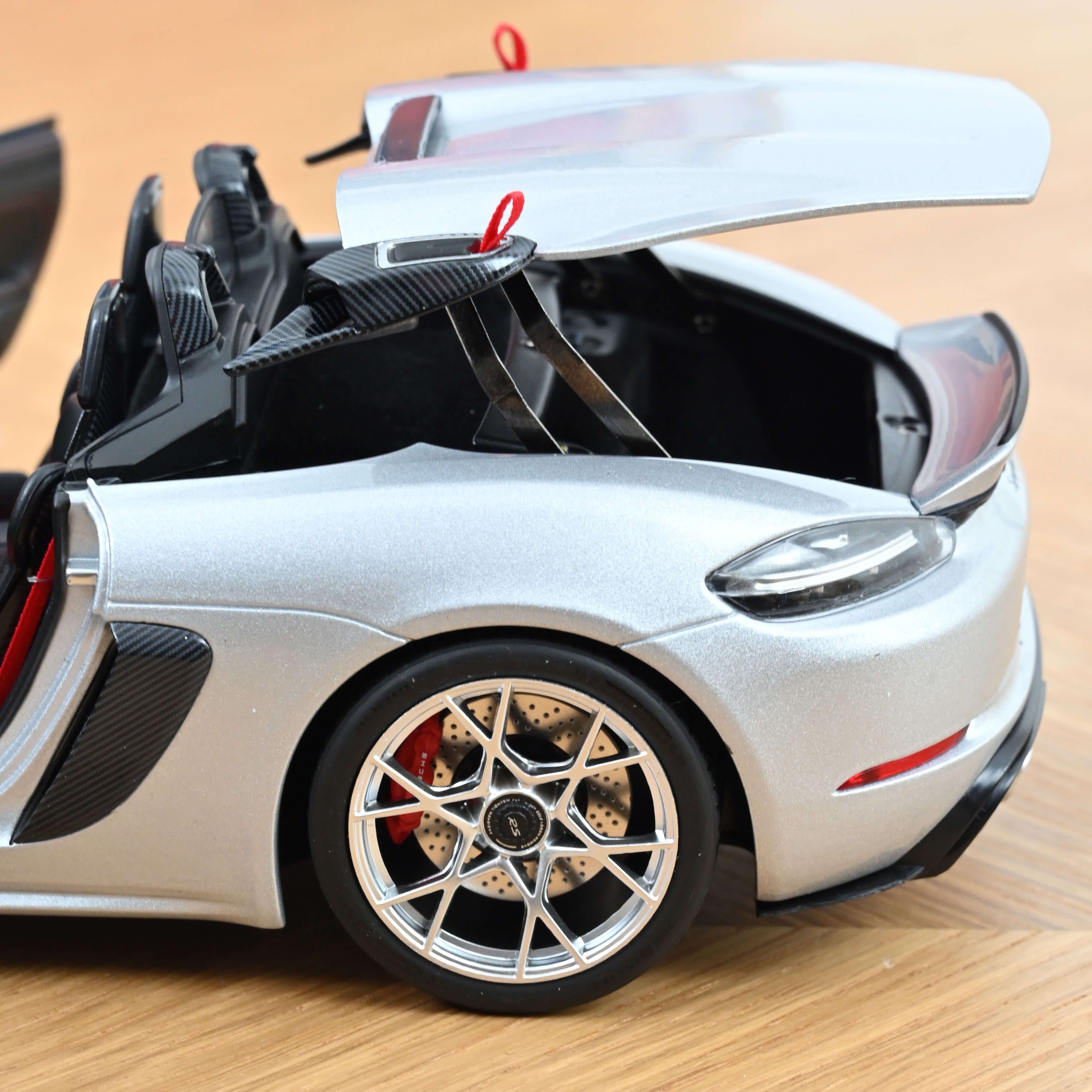 norev-porsche-718-spyder-rs-pack-weissach-2023-modellino-auto-1-18-argento-gt-me image 7
