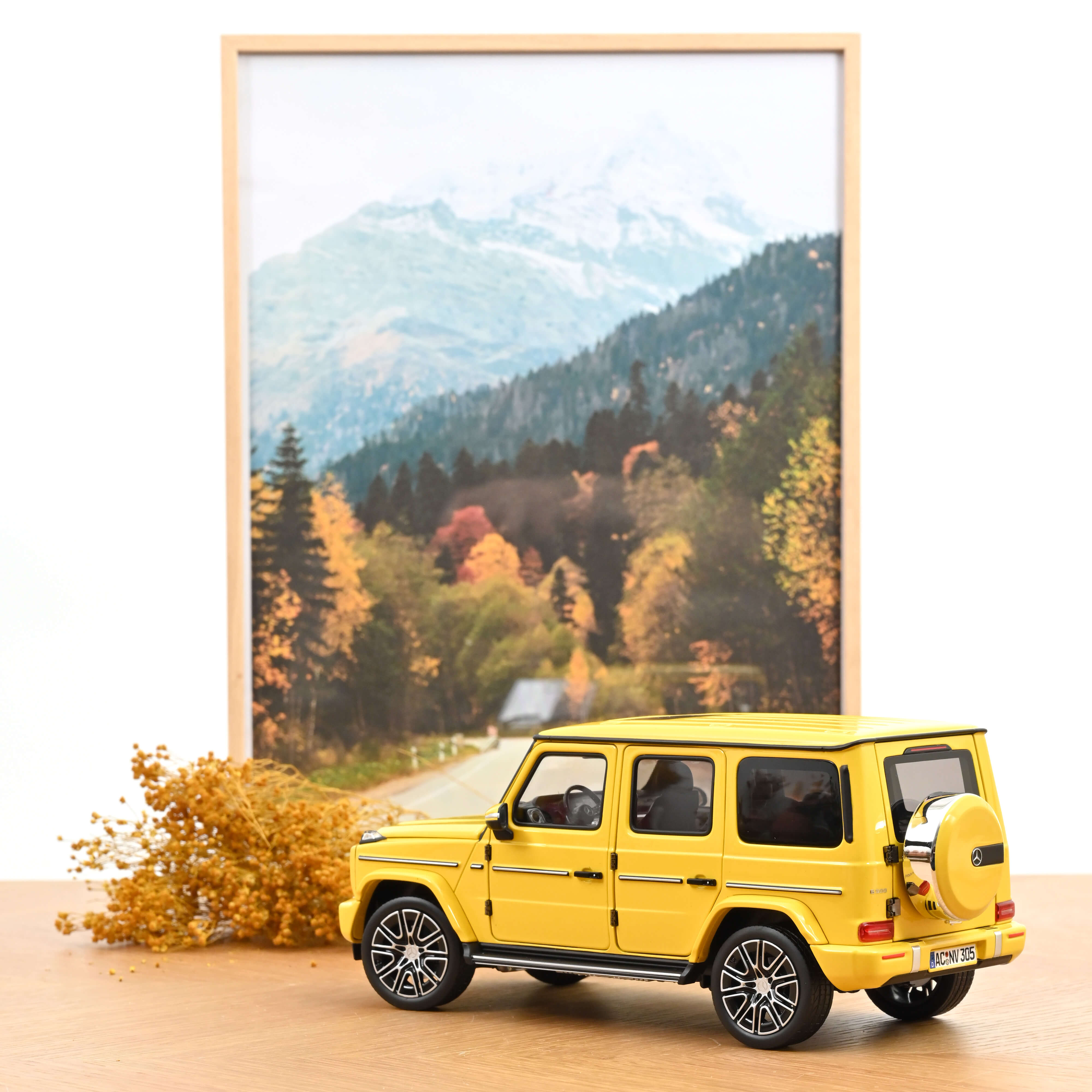 norev-mercedes-benz-classe-g-2024-jaune-soleil-modellino-1-18 image 3