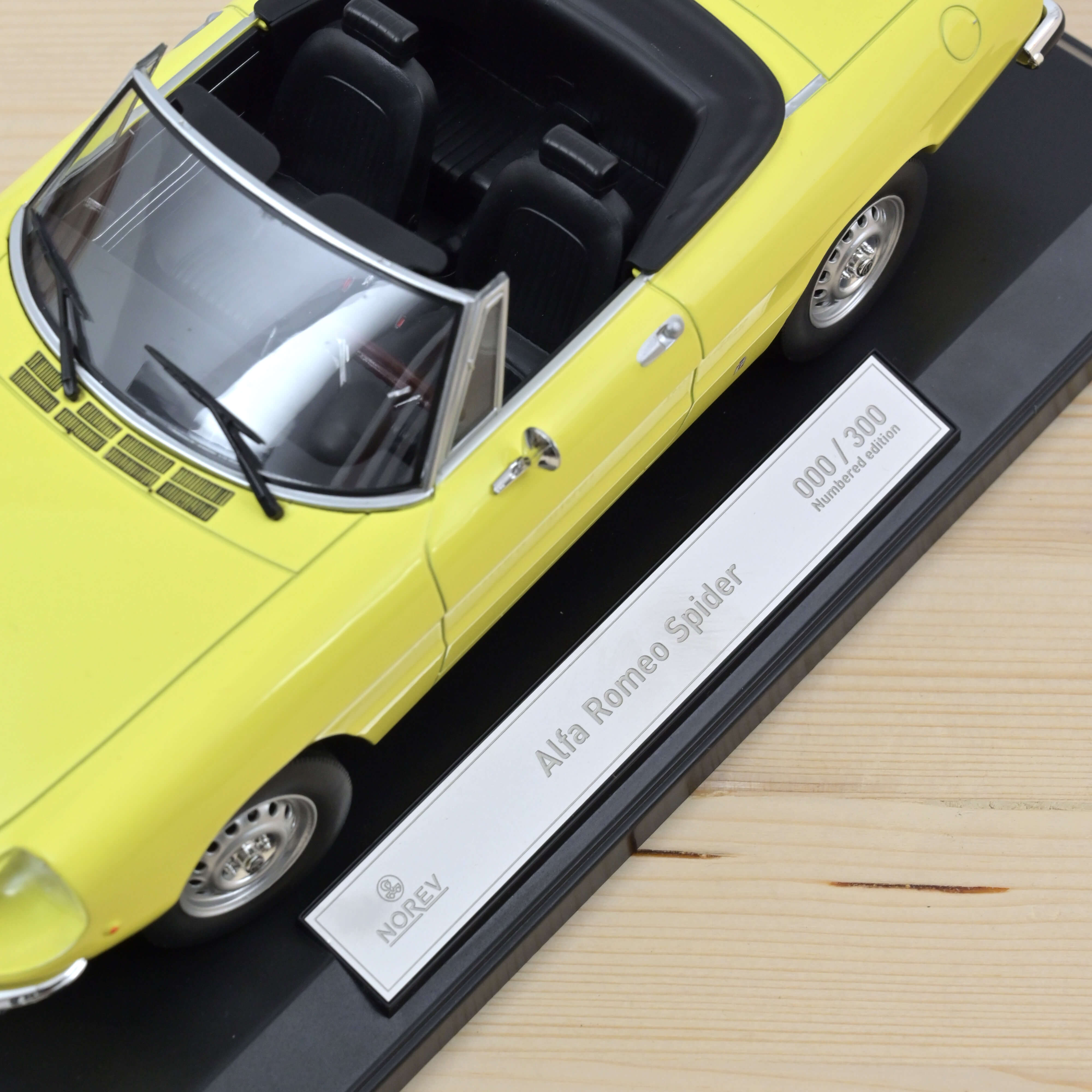 norev-alfa-romeo-2000-spider-veloce-1978-giallo-modellino-auto-1-18-edizione-300 image 4