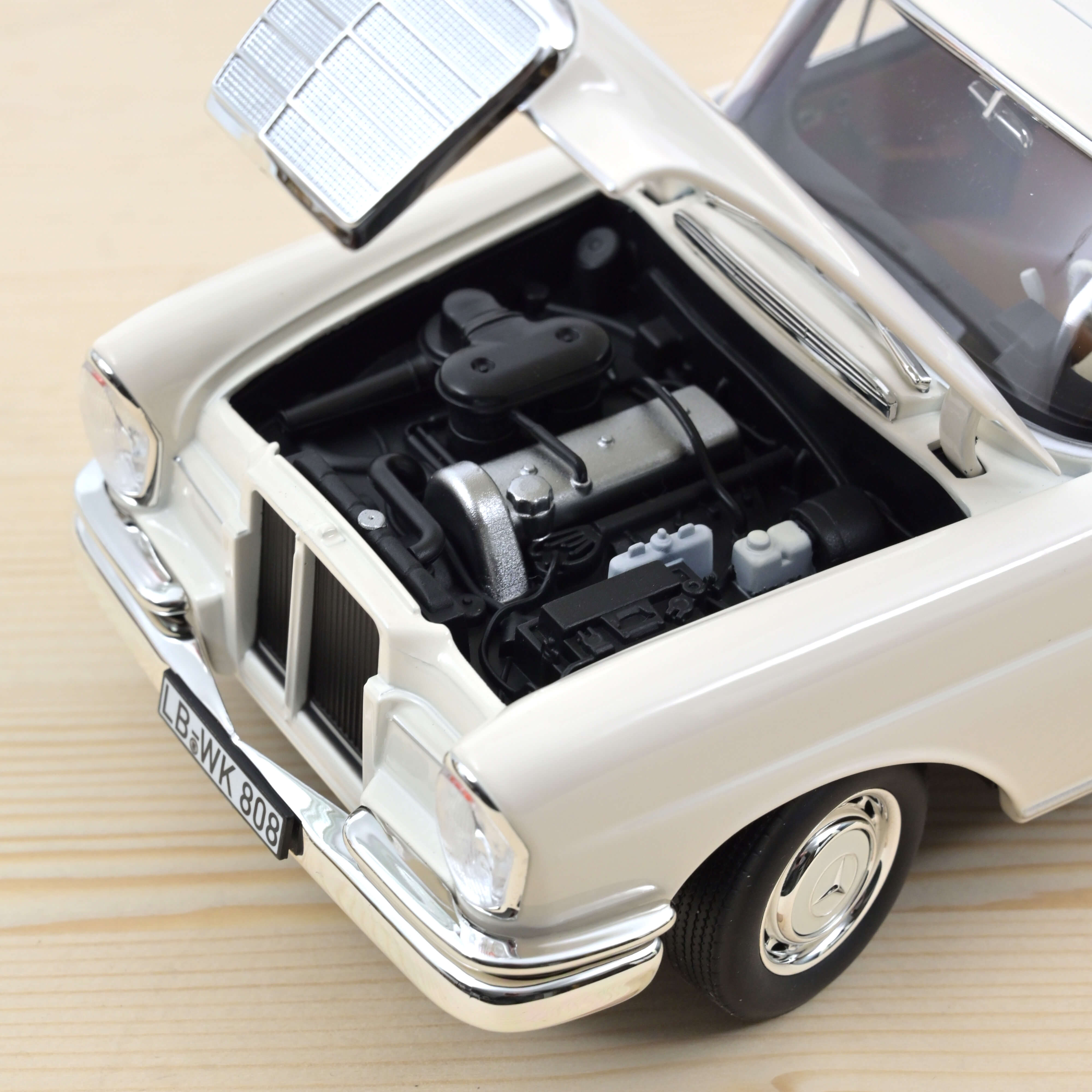 norev-mercedes-benz-220-s-1965-modellino-auto-1-18-beige-edizione-200-pezzi image 3