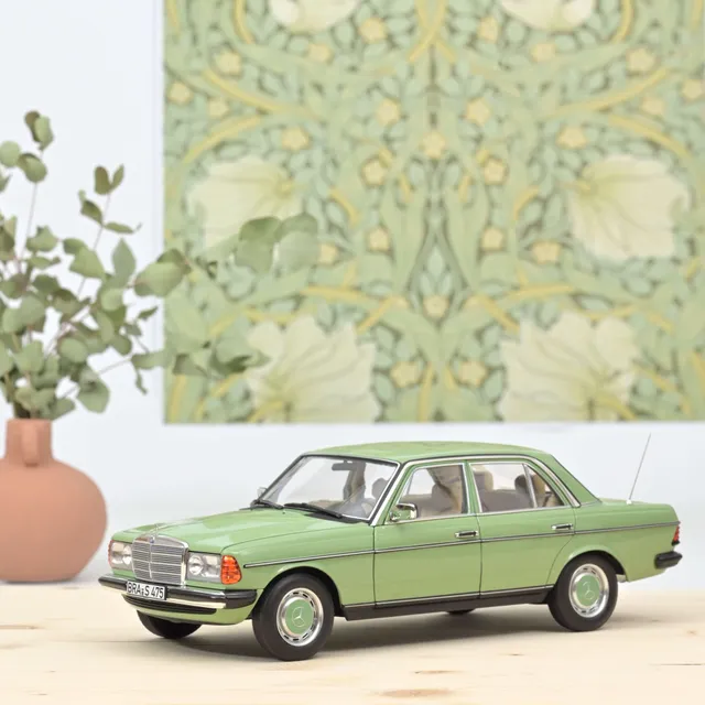 norev-mercedes-benz-200-w123-1982-modellino-auto-1-18-verde-chiaro image 1