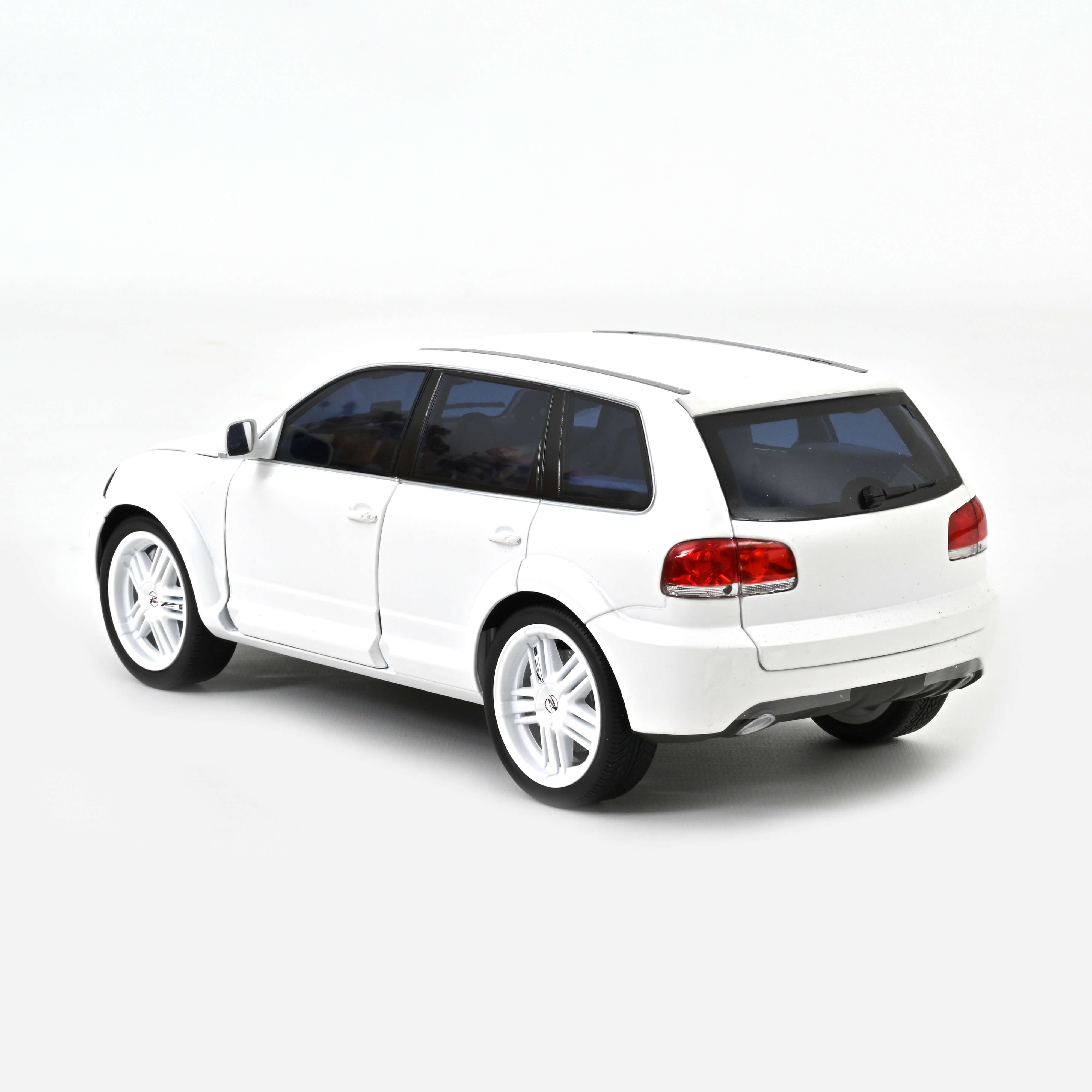 norev-vw-p24-by-parotech-2008-blanc-mat-1-18-modellino-die-cast image 2