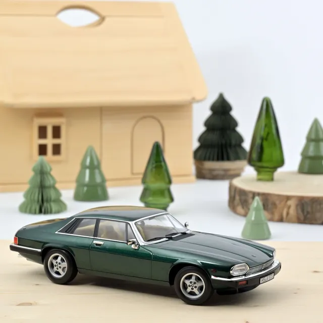 norev-jaguar-xj-s-5-3-h-e-coup-1982-verde-metallizzato-modellino-die-cast-1-18 image 1