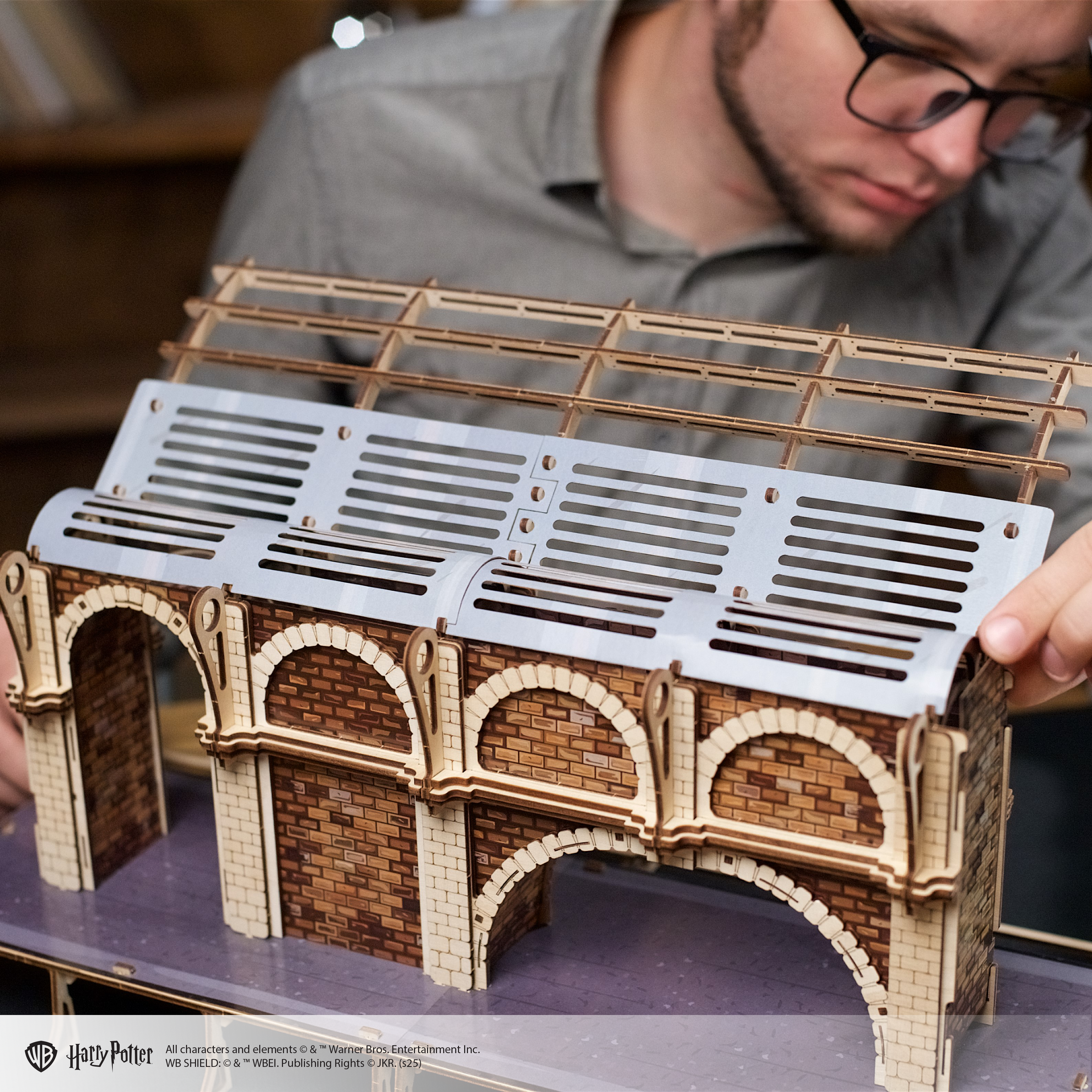 ugears-binario-9-harry-potter-modello-in-legno-da-costruire-ed-esporre image 7