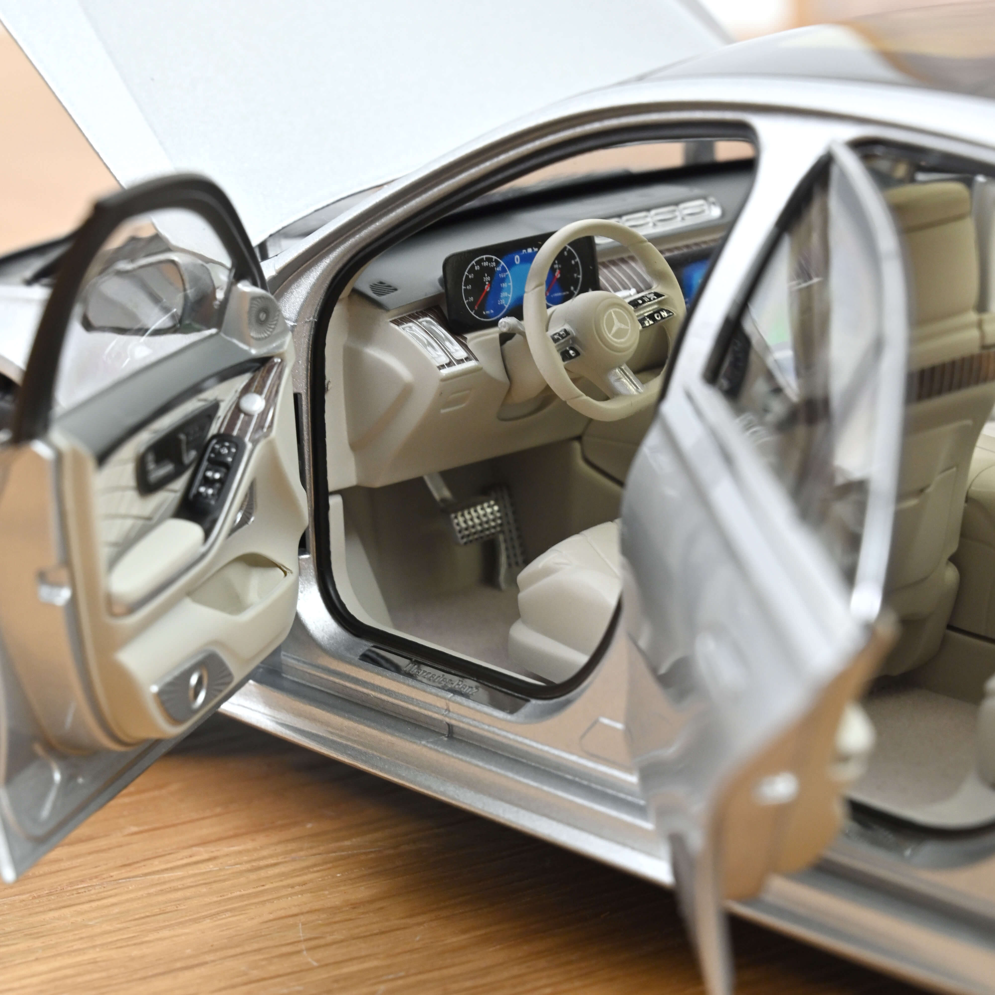 norev-mercedes-benz-classe-s-amg-line-2021-modellino-auto-1-18-argent-brillant image 6