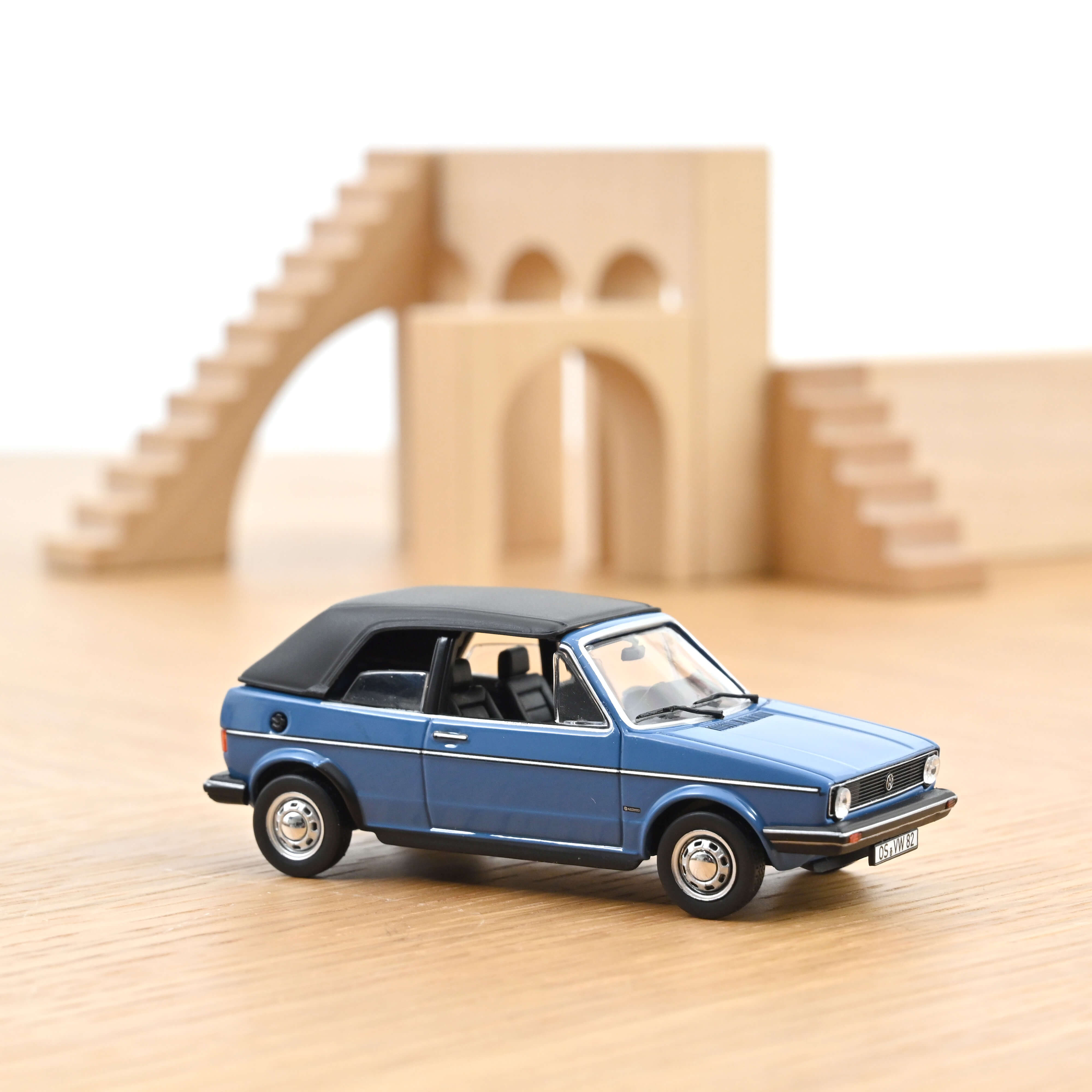 norev-vw-golf-cabriolet-1981-modellino-auto-1-43-blu-monaco-capote-chiusa image 2