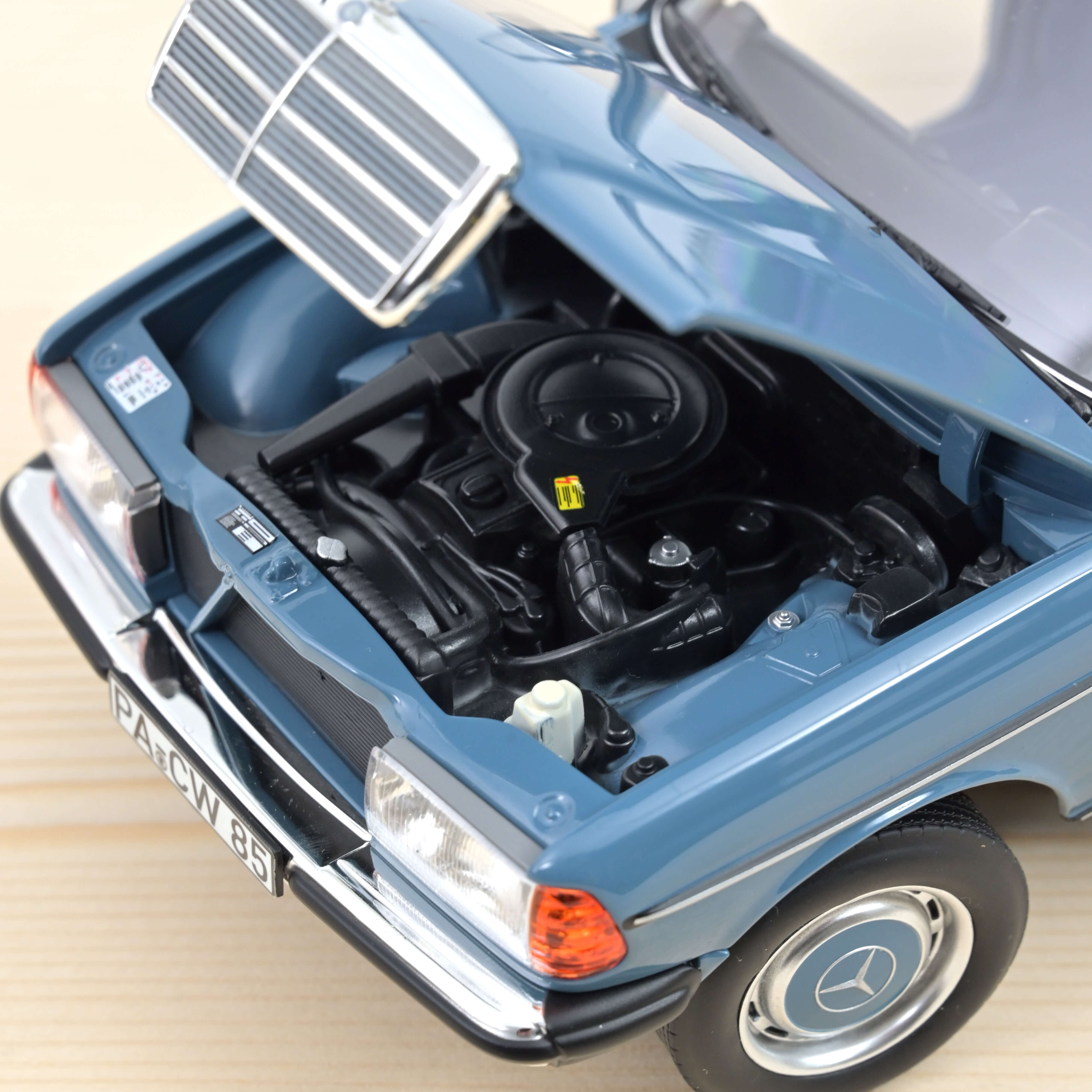 norev-mercedes-benz-200-t-1980-blu-1-18-modellino-station-wagon-die-cast image 3