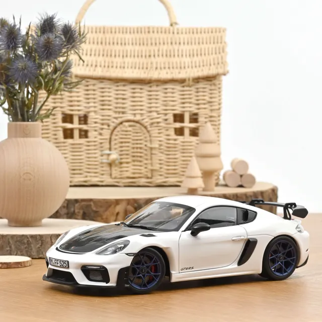 norev-porsche-cayman-gt4-rs-pack-weissach-2023-modellino-auto-1-18-bianco-edizio image 1