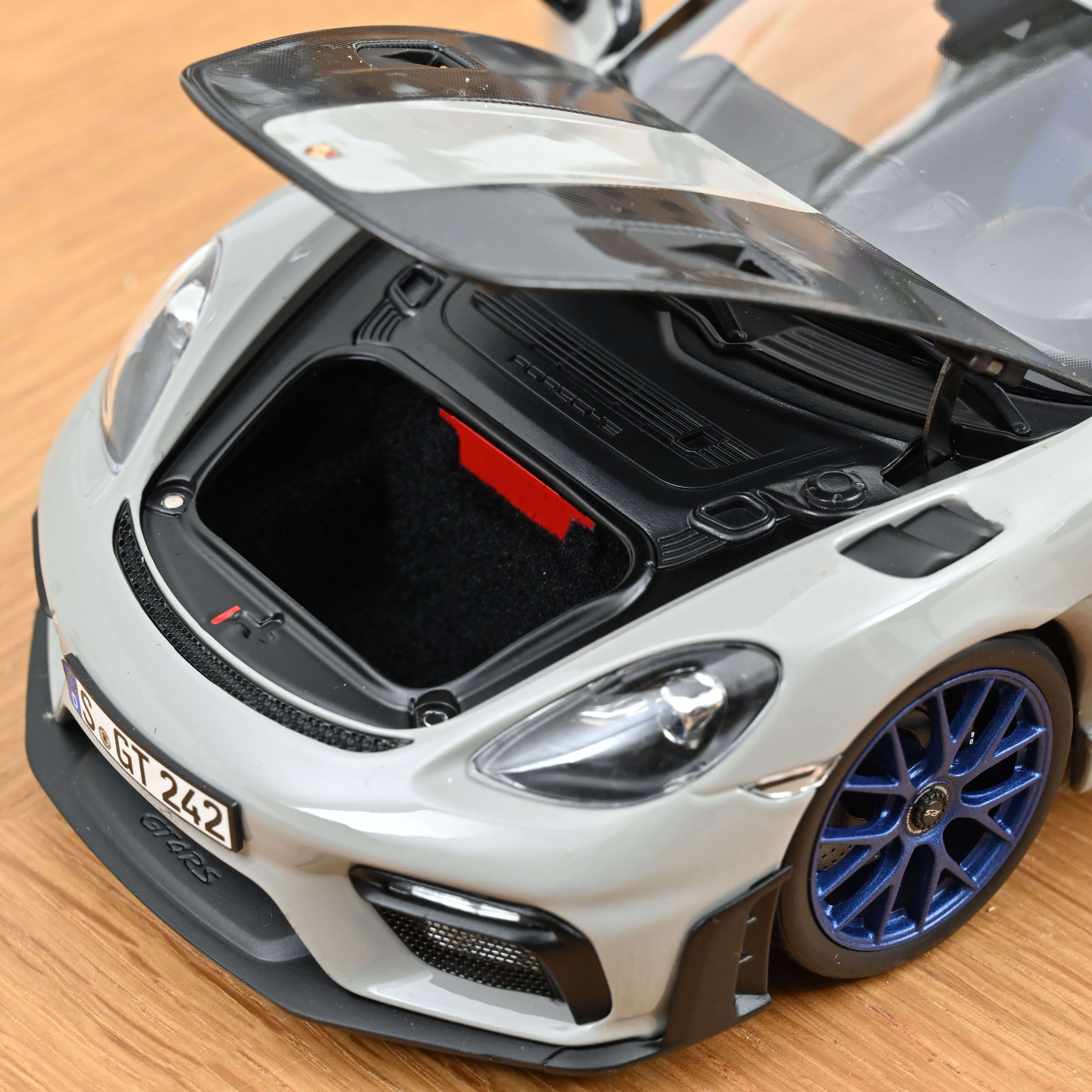 norev-porsche-cayman-gt4-rs-pack-weissach-2023-modellino-auto-1-18-creta image 5