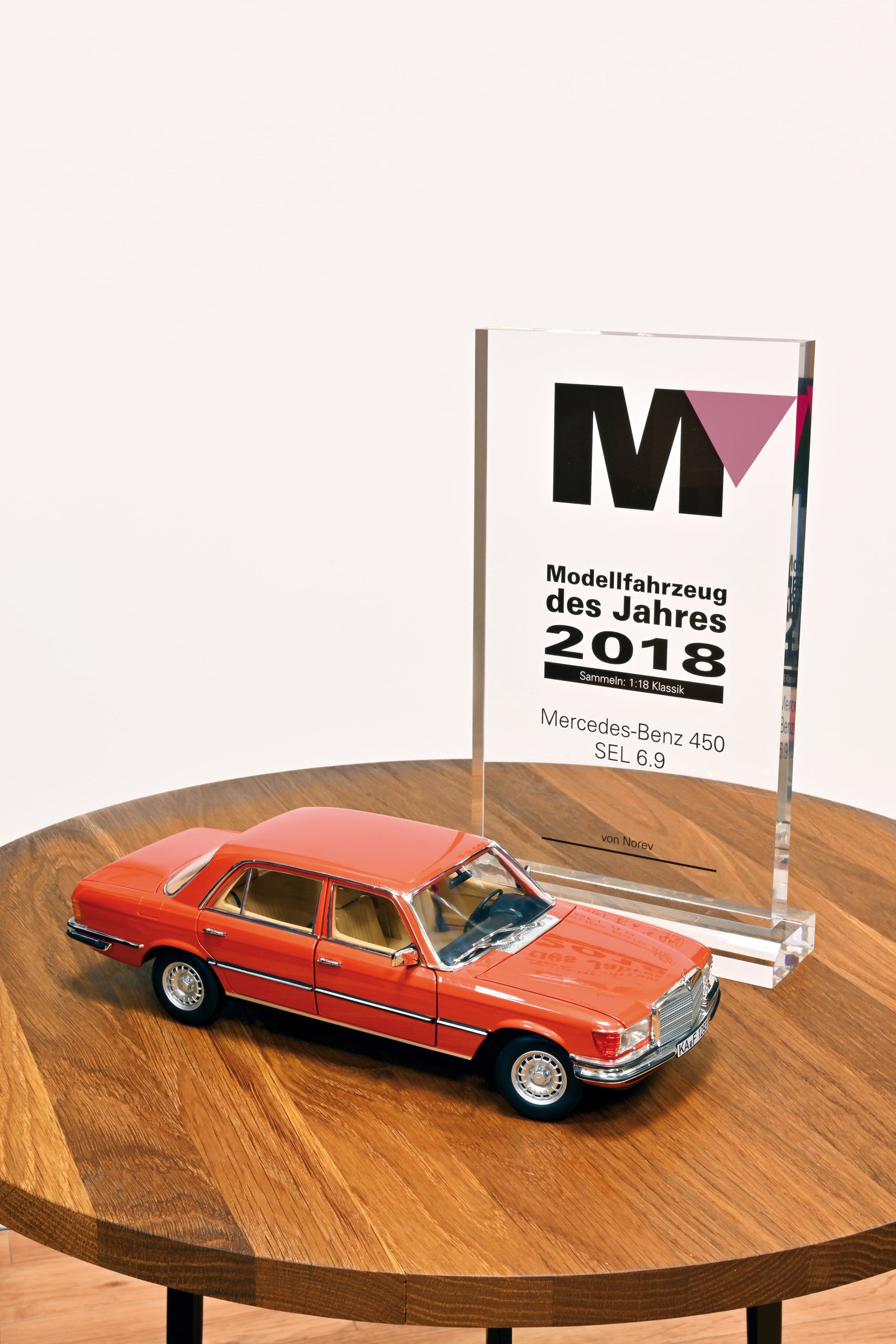 norev-mercedes-benz-450-sel-6-9-1976-modellino-1-18-arancio-inca-metallizzato image 1