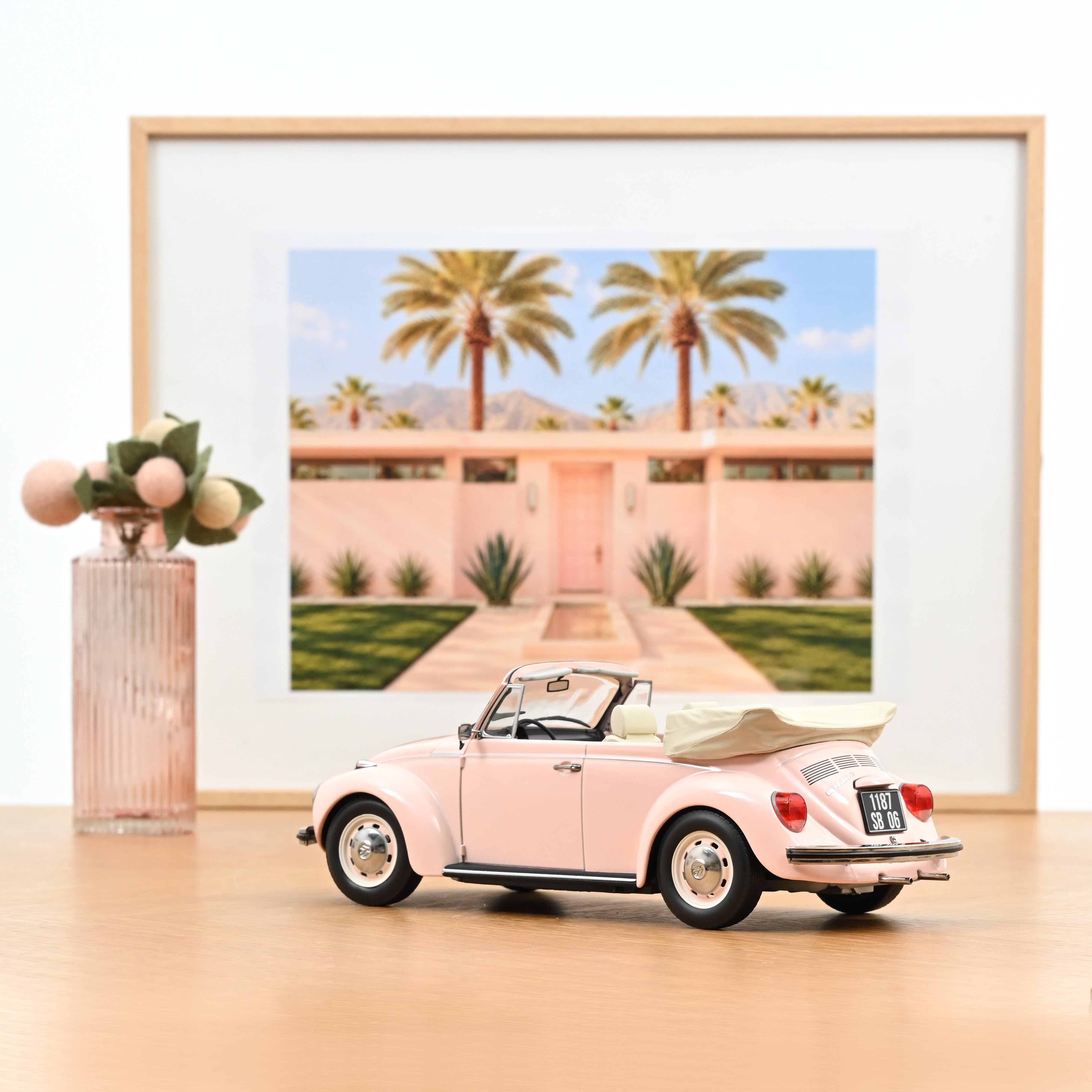 norev-vw-1303-maggiolino-cabriolet-1972-rosa-1-18-edizione-limitata-200-pcs image 2