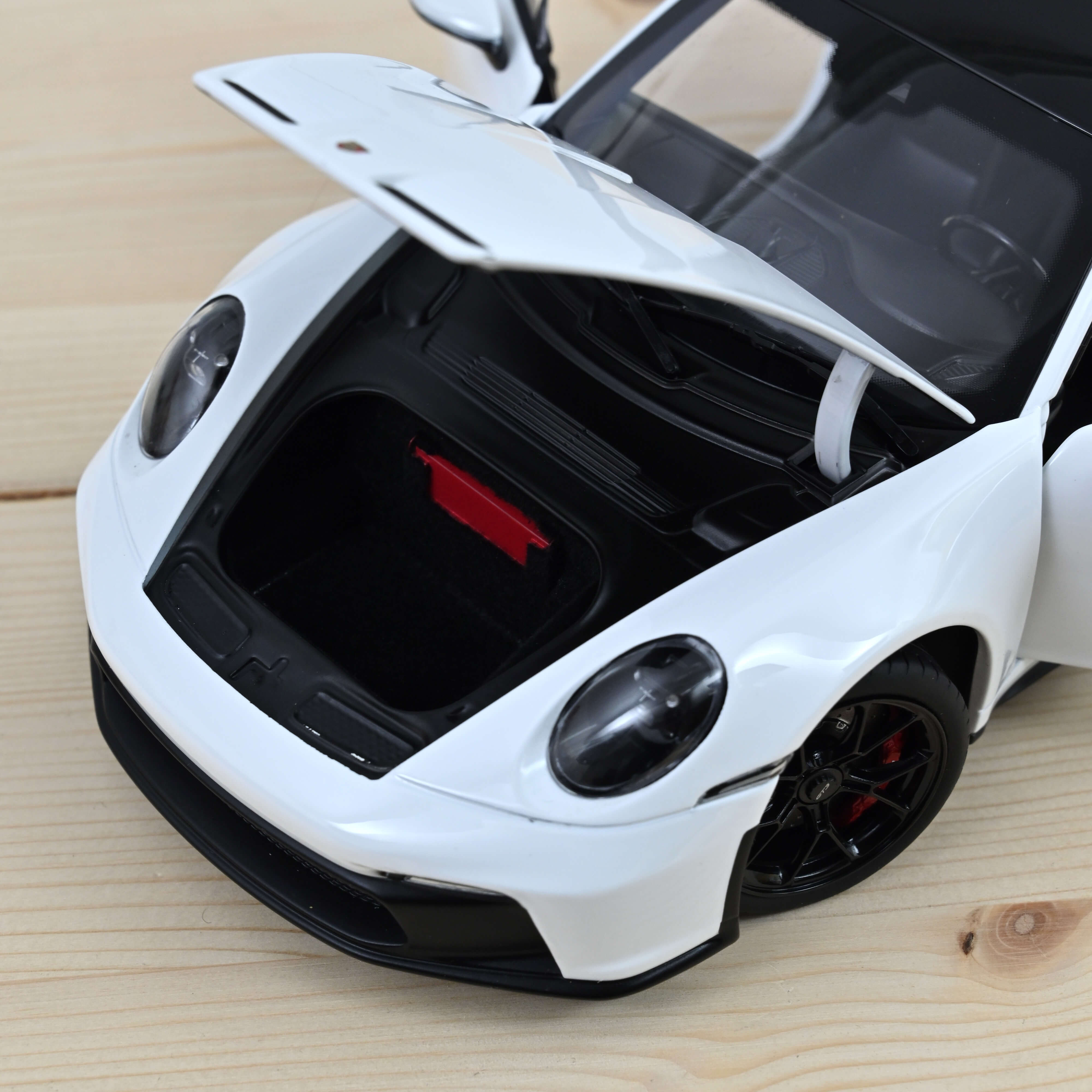 norev-porsche-911-gt3-2021-1-18-bianca-con-tetto-nero-asia-exclusive image 3
