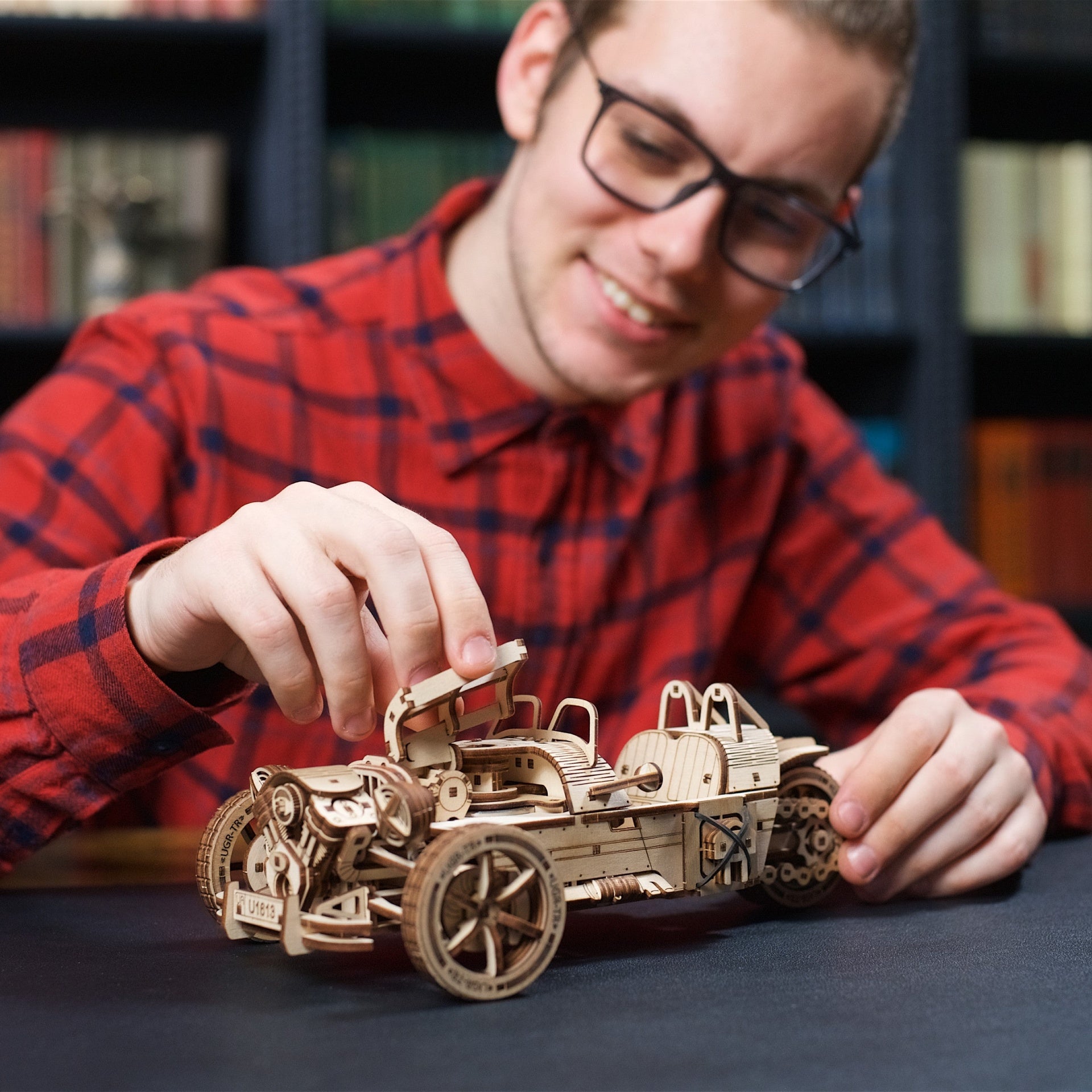 ugears-three-wheeler-ugr-s-modellino-meccanico-in-legno-da-costruire image 7