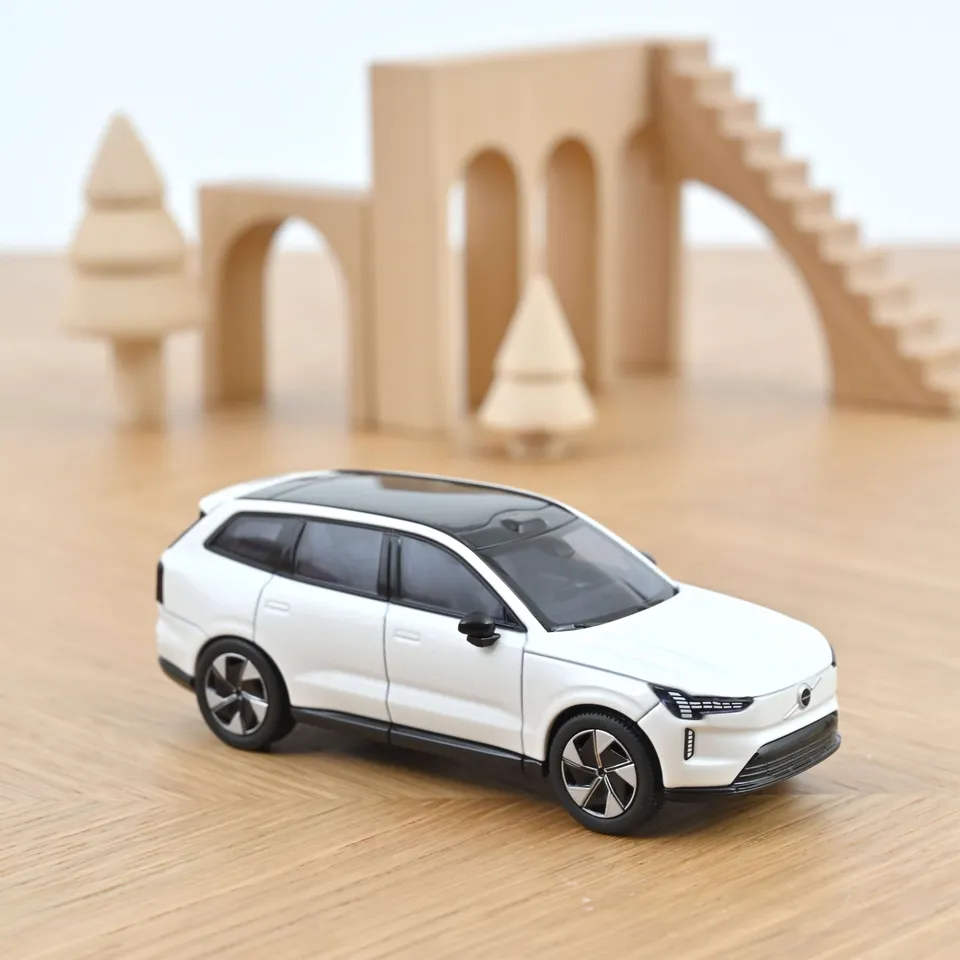 norev-volvo-ex90-2024-bianco-cristallo-1-43-modellino-suv-elettrico image 1