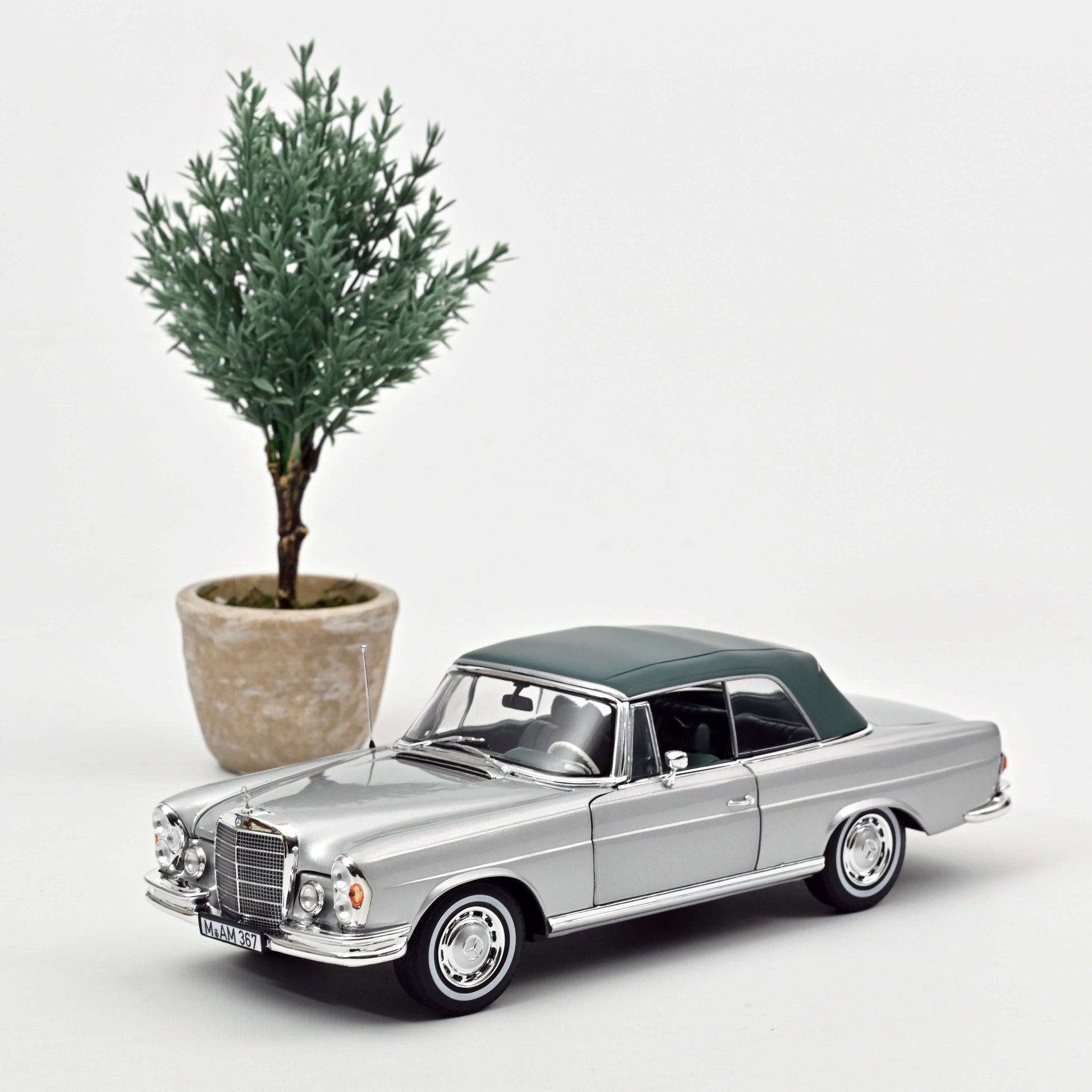 norev-mercedes-benz-280-se-cabriolet-1969-silver-metallic-1-18 image 1