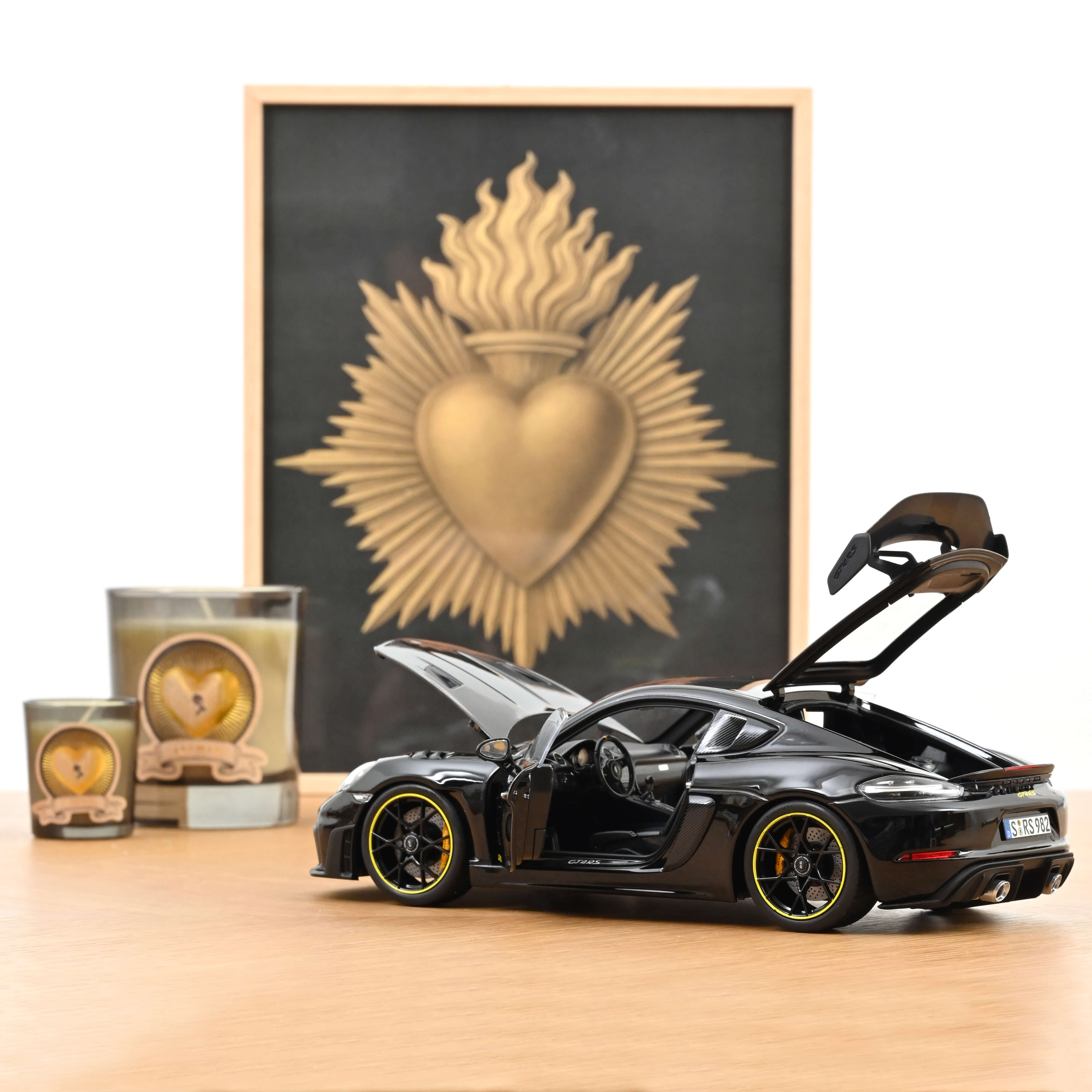 norev-porsche-cayman-gt4-rs-pack-weissach-2023-nero-modellino-1-18-edizione-300p image 2