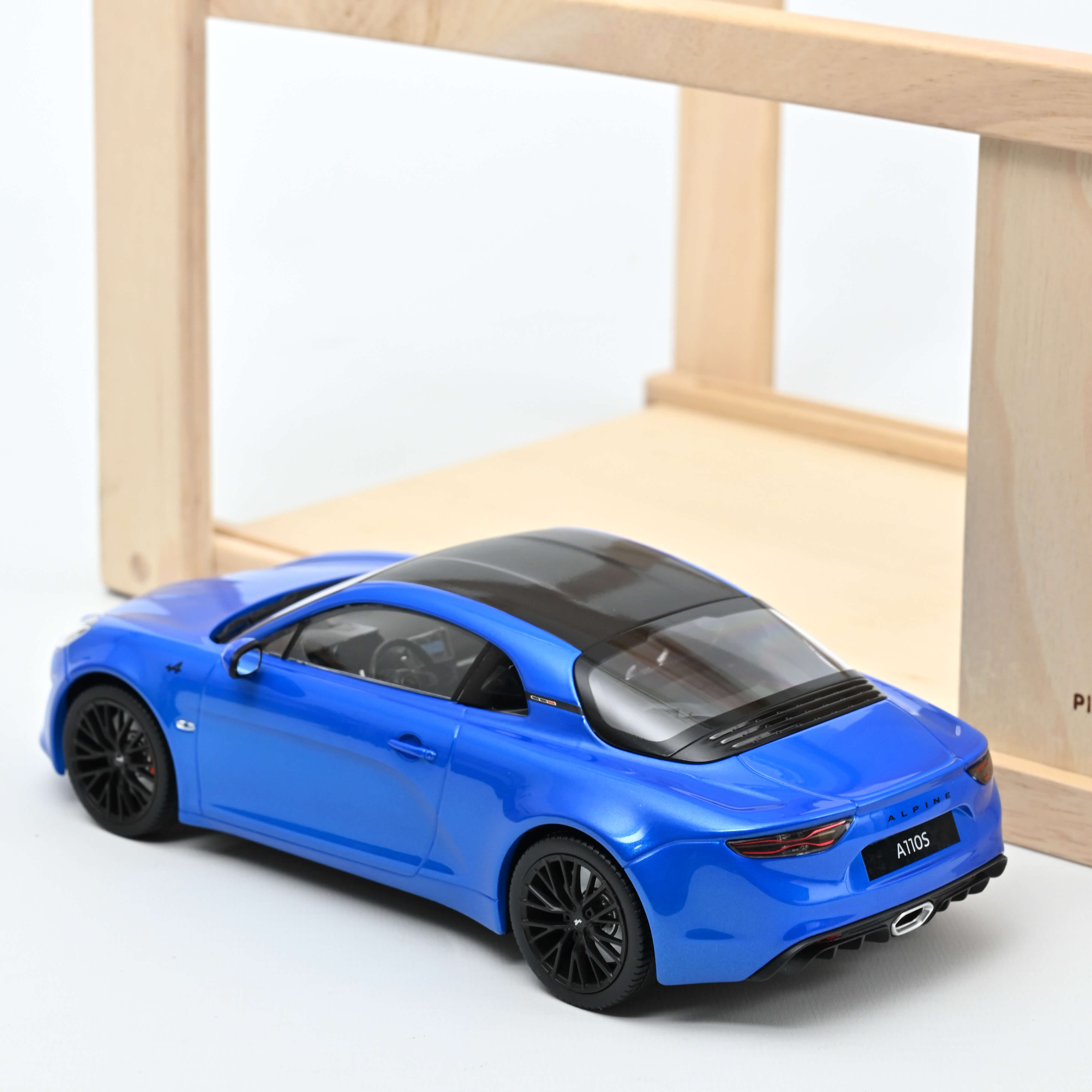 norev-alpine-a110s-2019-bleu-alpin-toit-carbone-modellino-auto-1-18-110-pezzi-es image 2