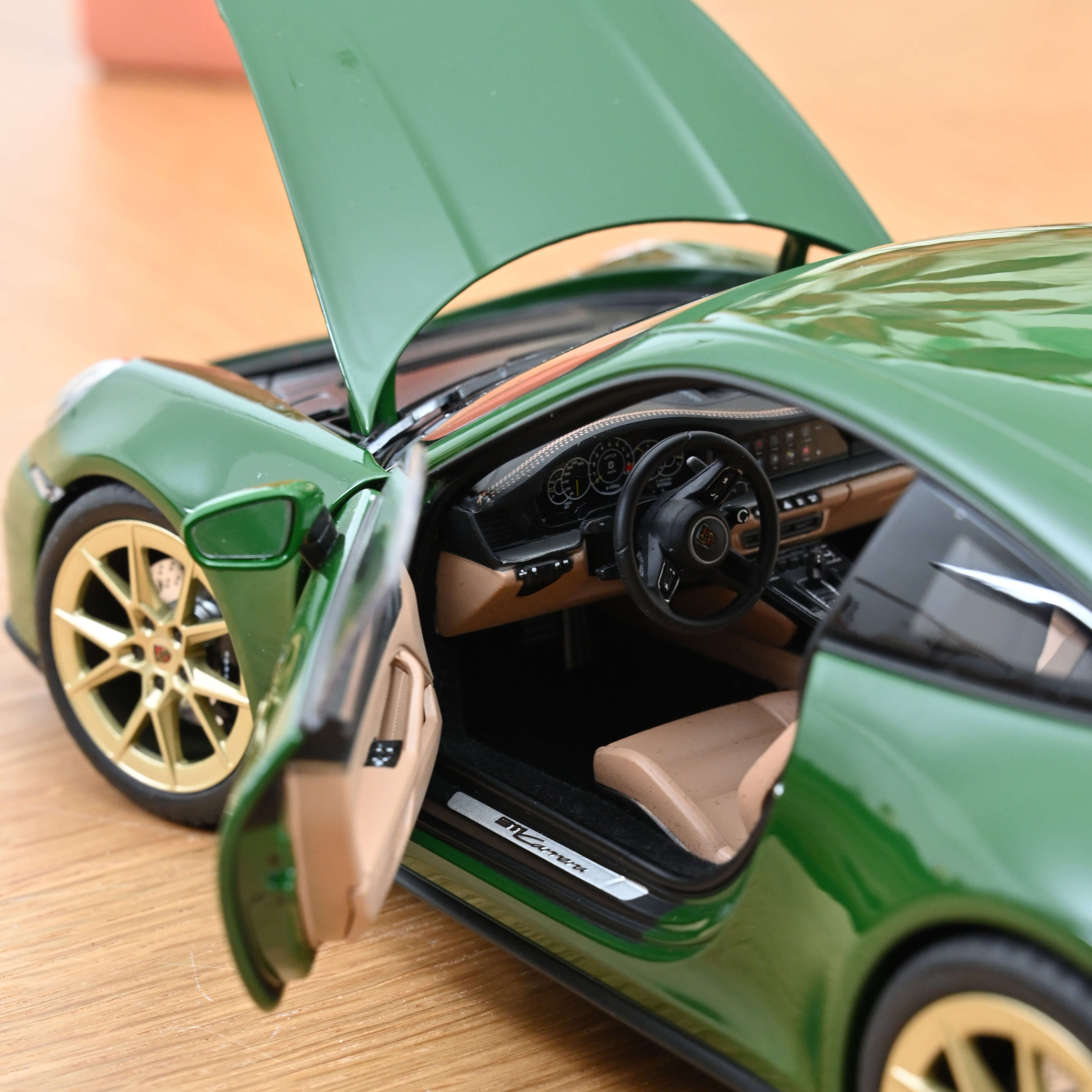 norev-porsche-911-carrera-2025-verde-irlandese-1-18-edizione-limitata-200-pezzi image 4