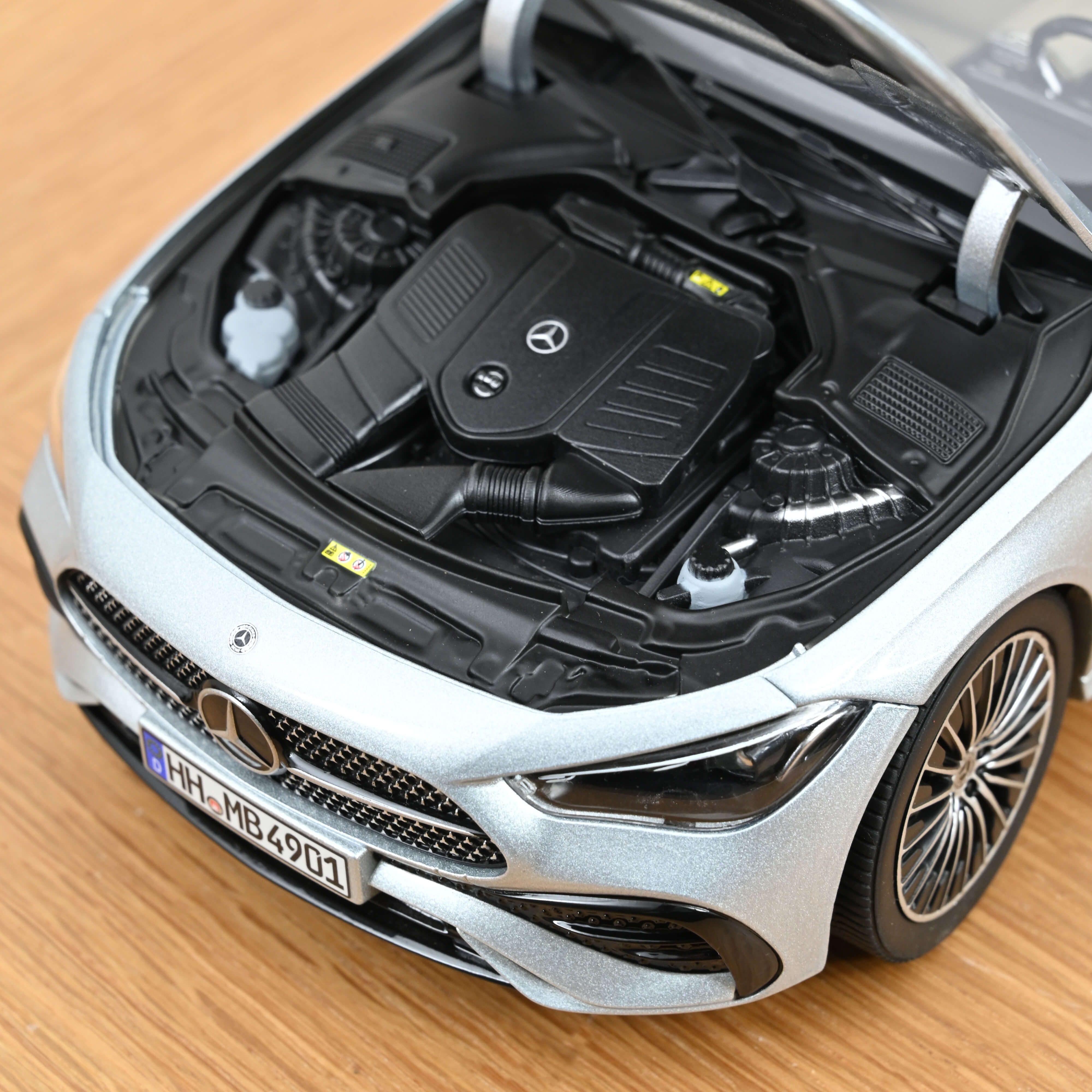 norev-mercedes-benz-cle-coup-2024-argento-high-tech-1-18 image 5