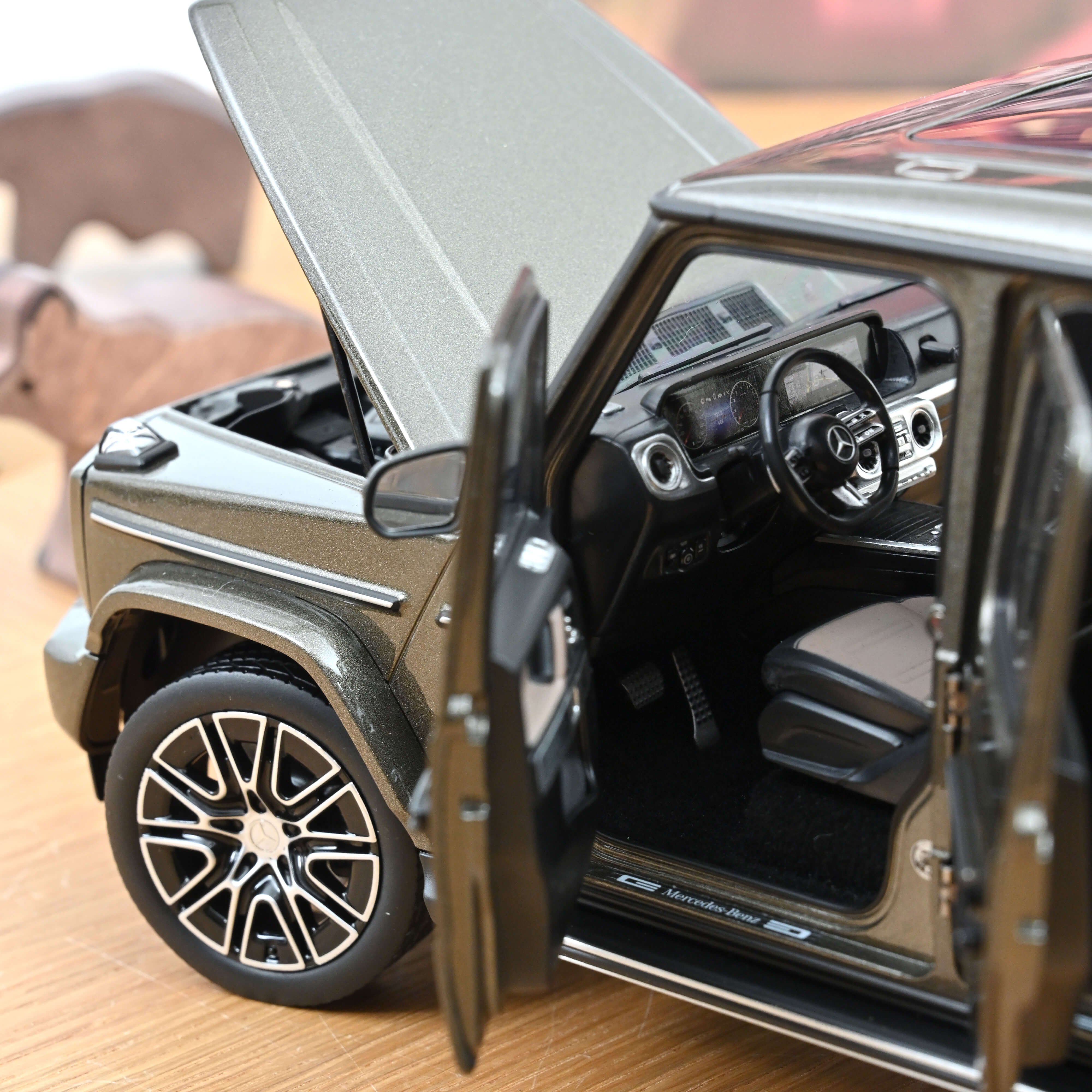 norev-mercedes-benz-classe-g-2024-grigio-indium-1-18 image 5