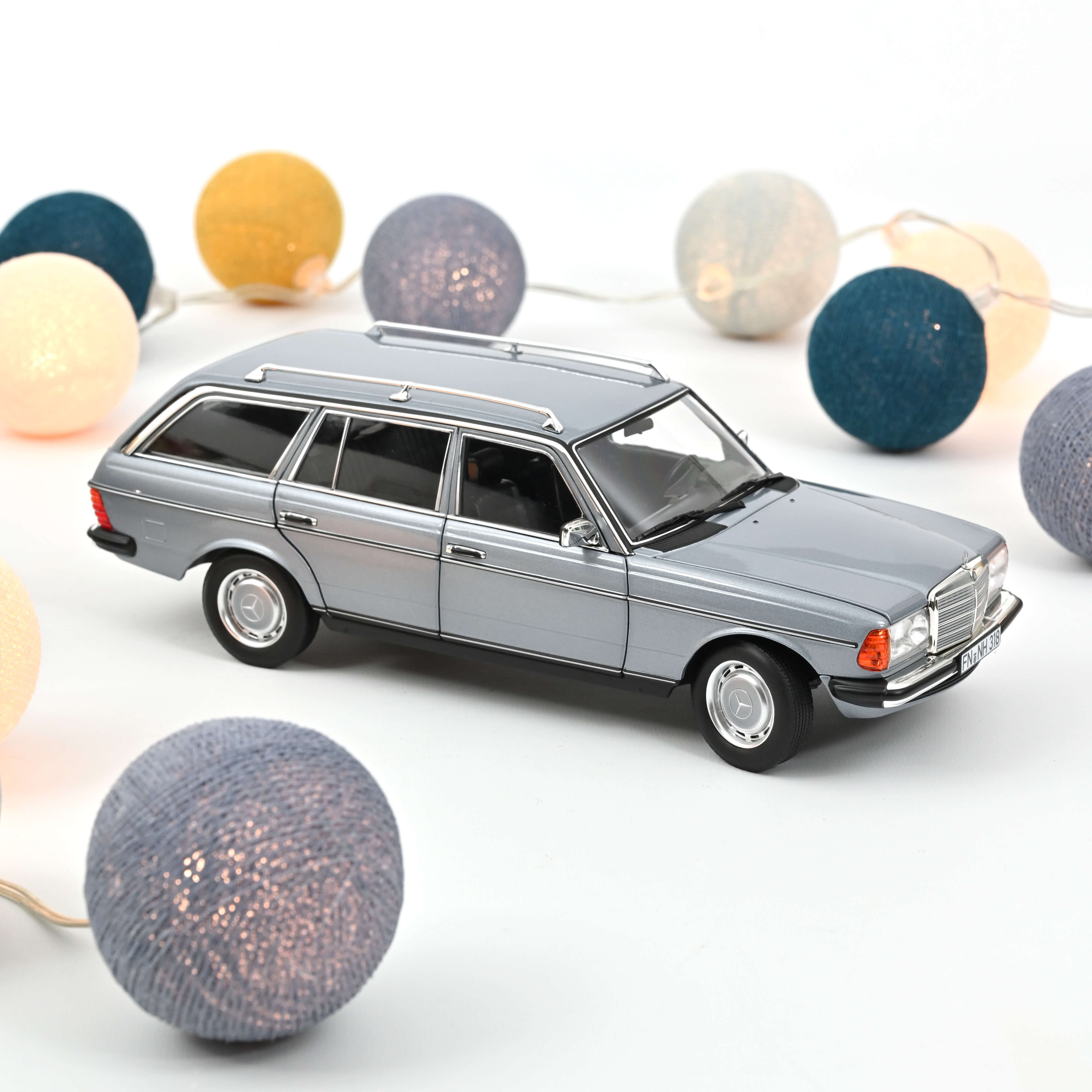 norev-mercedes-benz-200-t-1982-blu-argento-metallizzato-1-18-modellino-300-pcs image 1