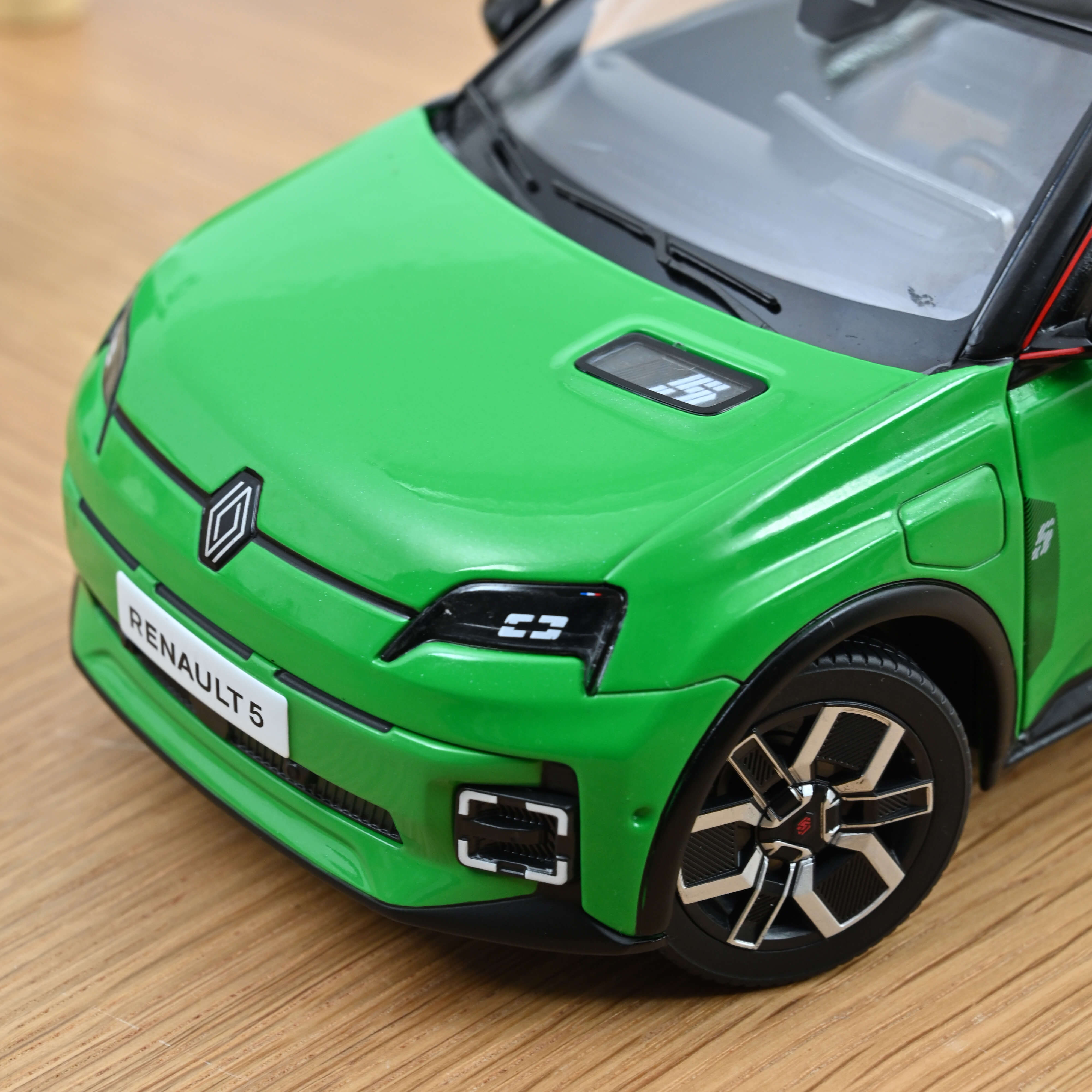 norev-renault-5-e-tech-electrique-2024-modellino-auto-1-18-verde-pop-nero image 4