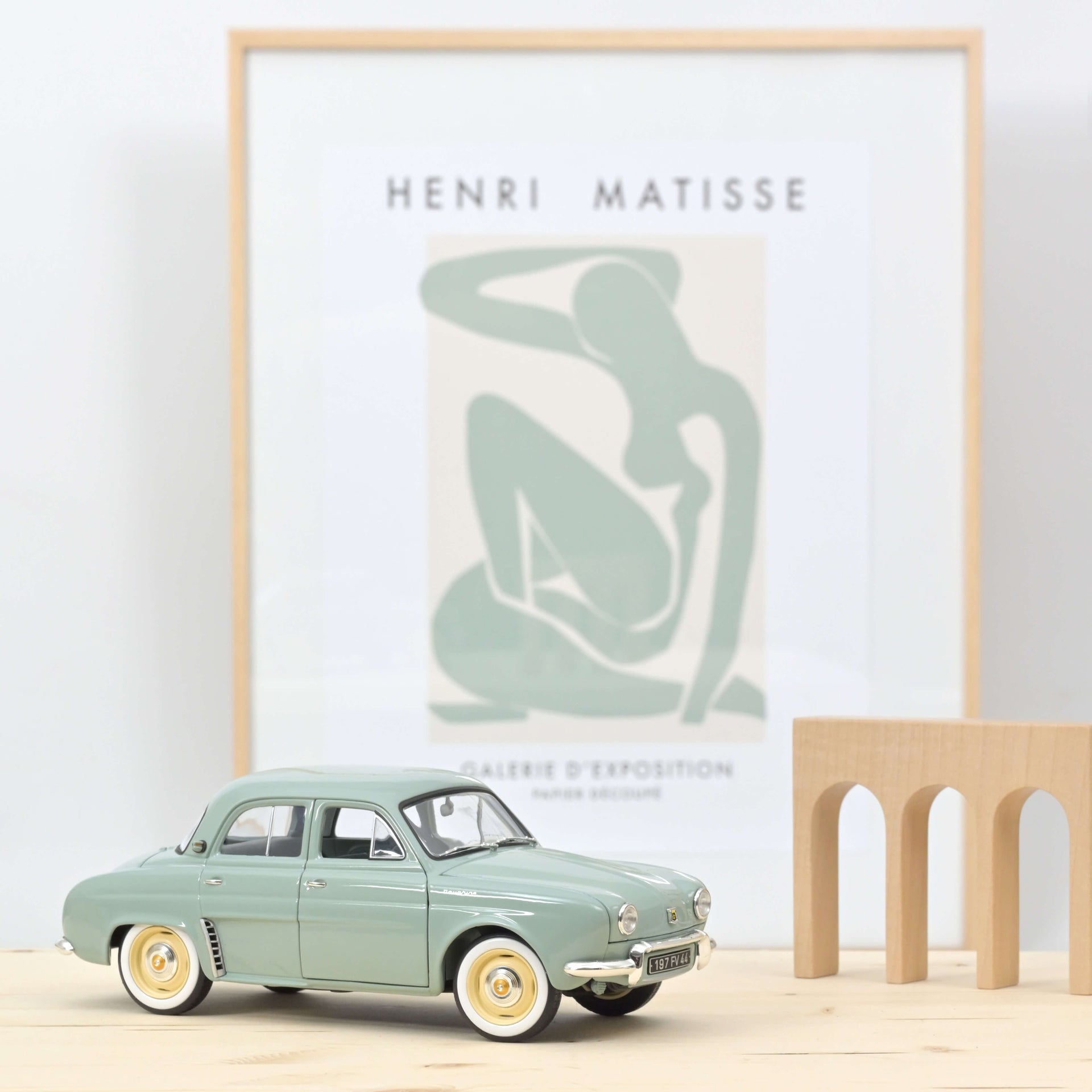 norev-renault-dauphine-1958-modello-auto-die-cast-1-18-azur-blue image 1