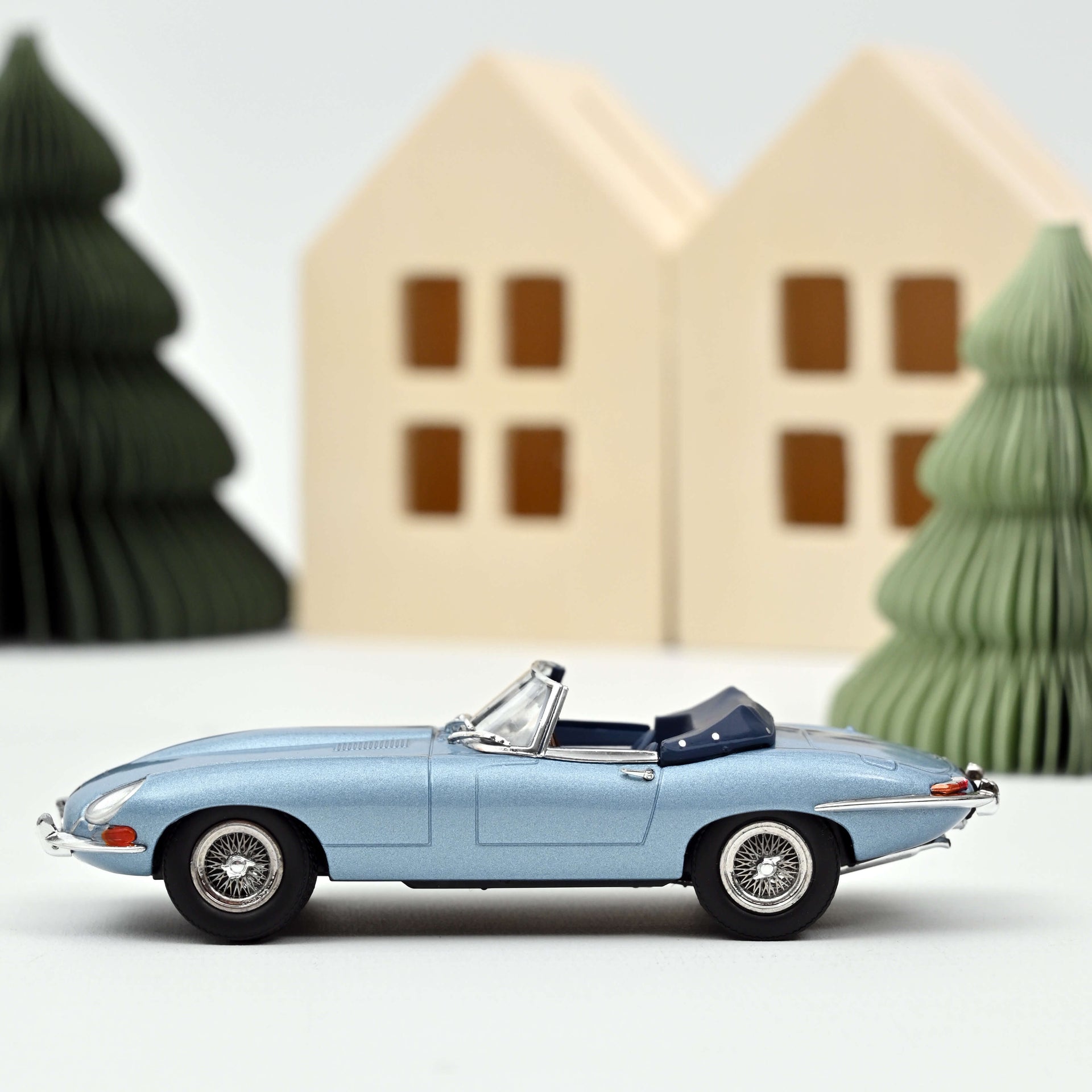 norev-jaguar-e-type-cabriolet-1961-blu-metallizzato-1-43 image 1
