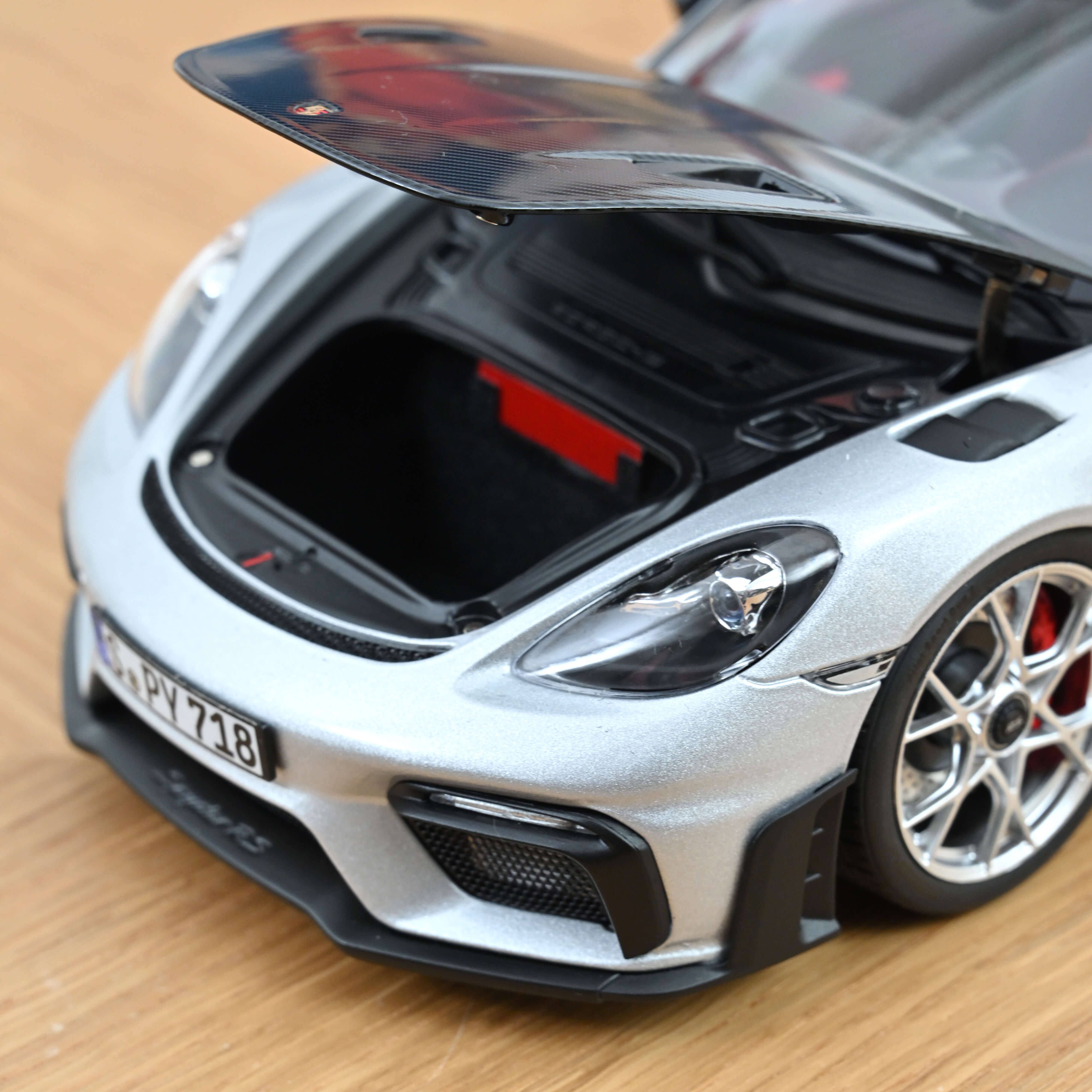 norev-porsche-718-spyder-rs-pack-weissach-2023-modellino-auto-1-18-argento-gt-me image 4