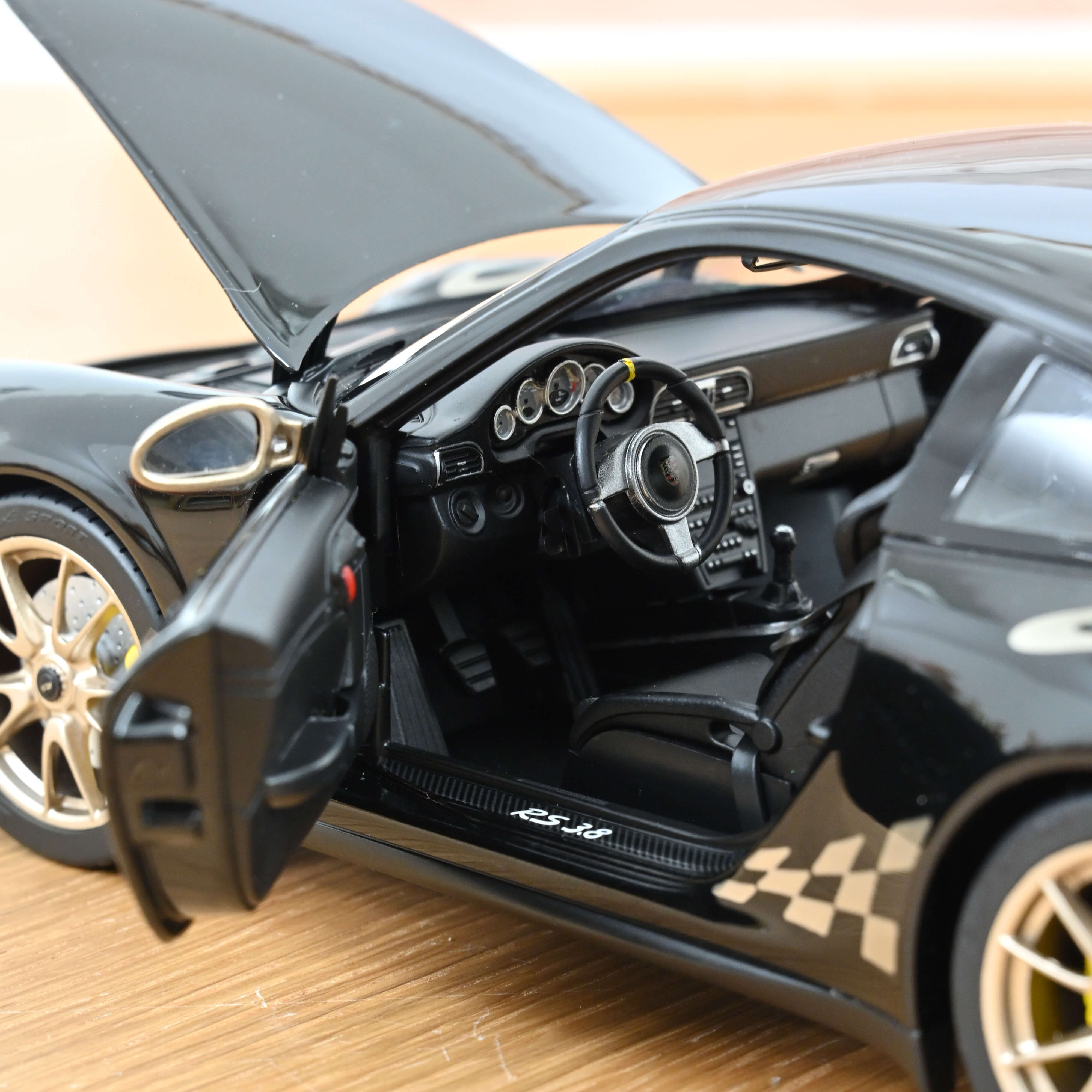 norev-porsche-911-gt3-rs-997-2009-nero-oro-metallizzato-modellino-1-18 image 4