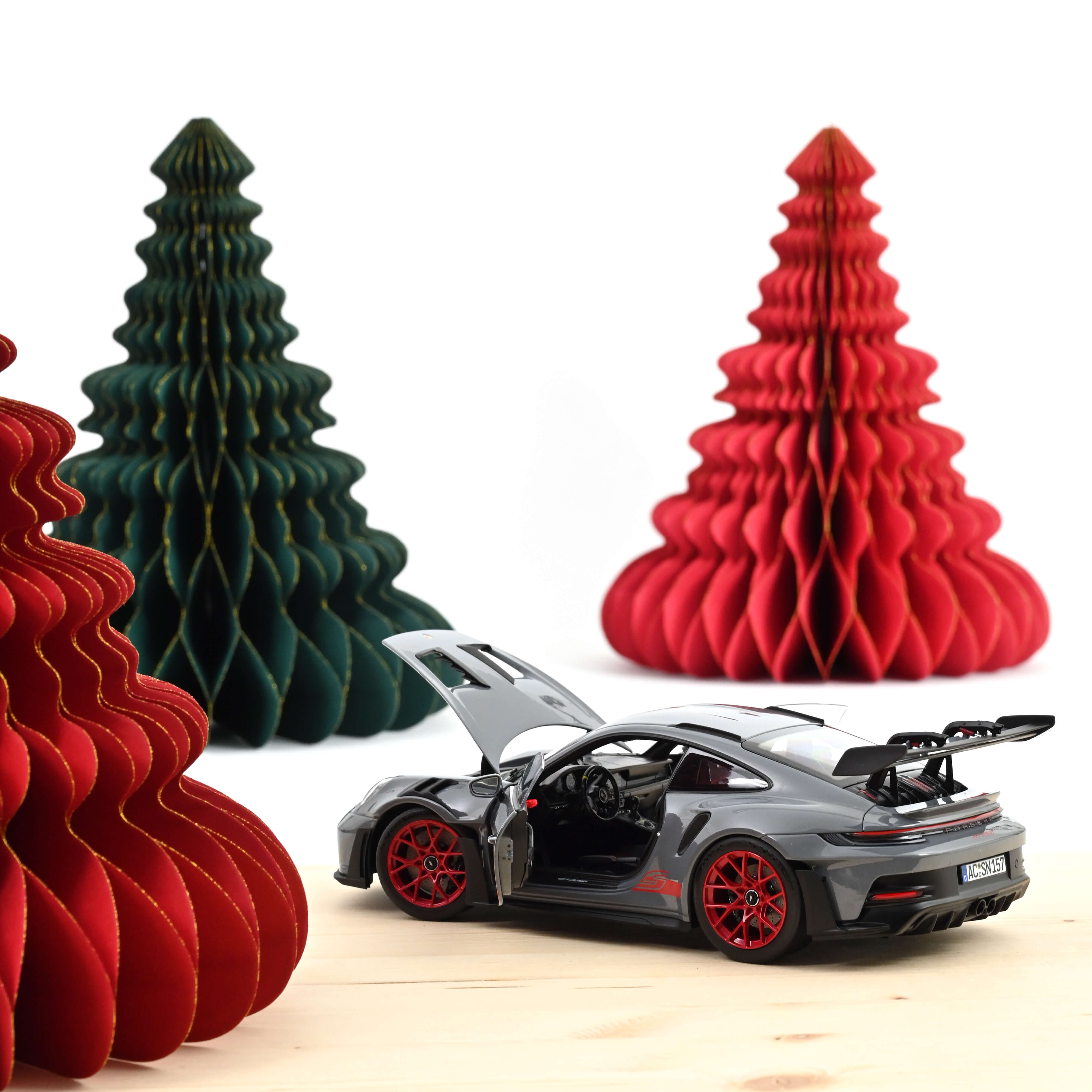 norev-porsche-911-gt3-rs-992-2022-grigio-artico-rosso-pyro-modellino-auto-1-18 image 2
