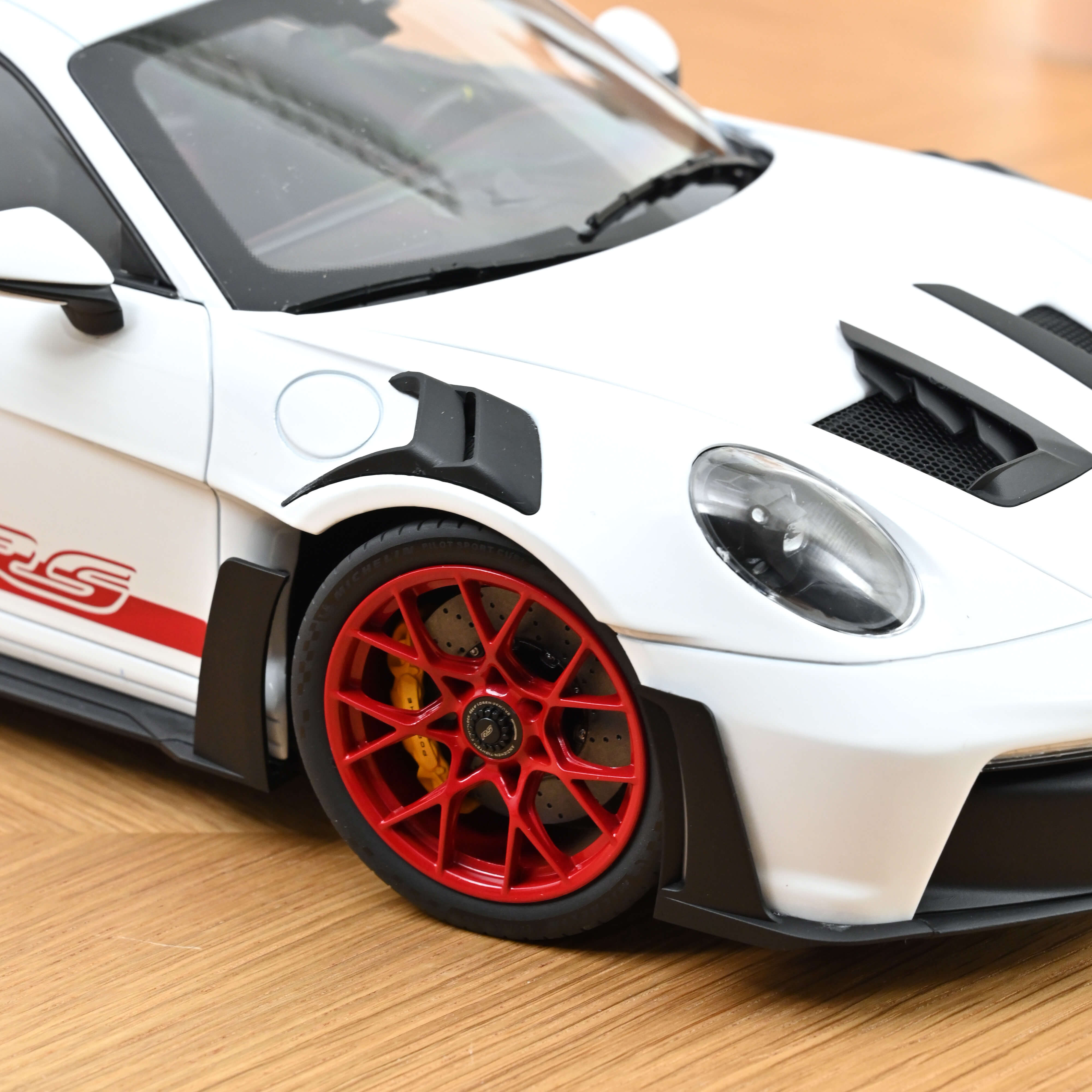 norev-porsche-911-gt3-rs-992-2022-modellino-auto-1-12-bianco-con-rosso-pyro image 4